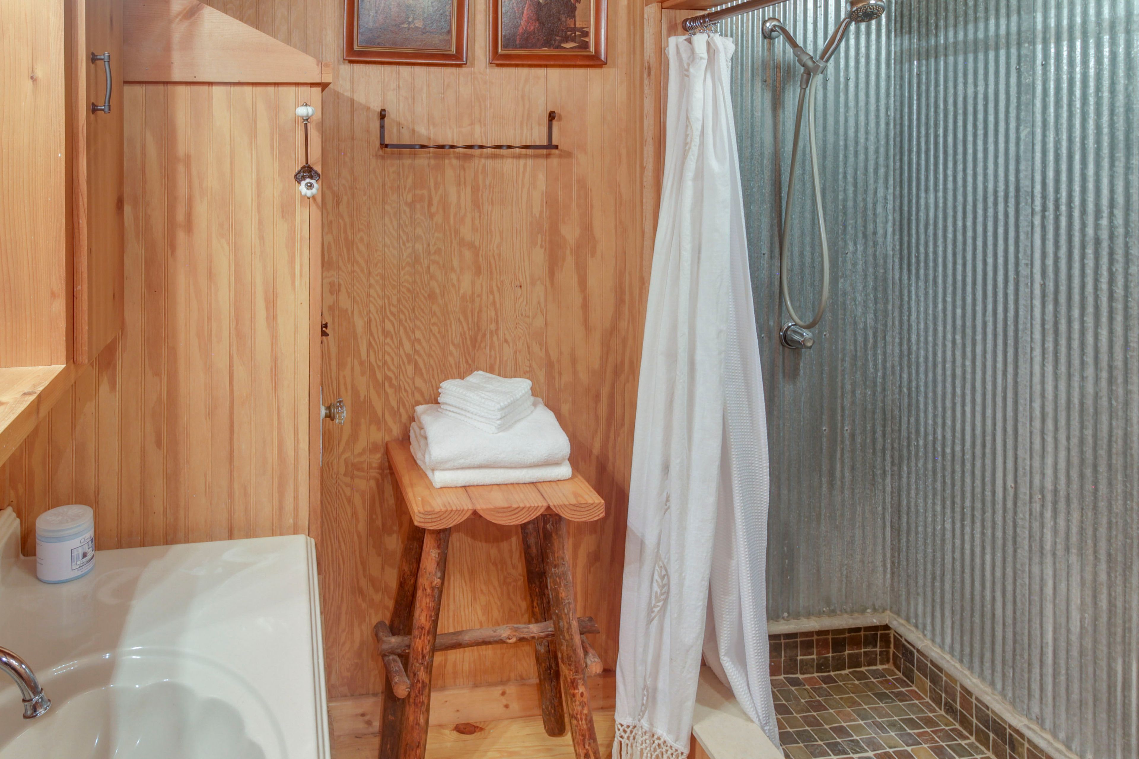 Full Bathroom | 1st Floor | Towels Provided | Complimentary Toiletries