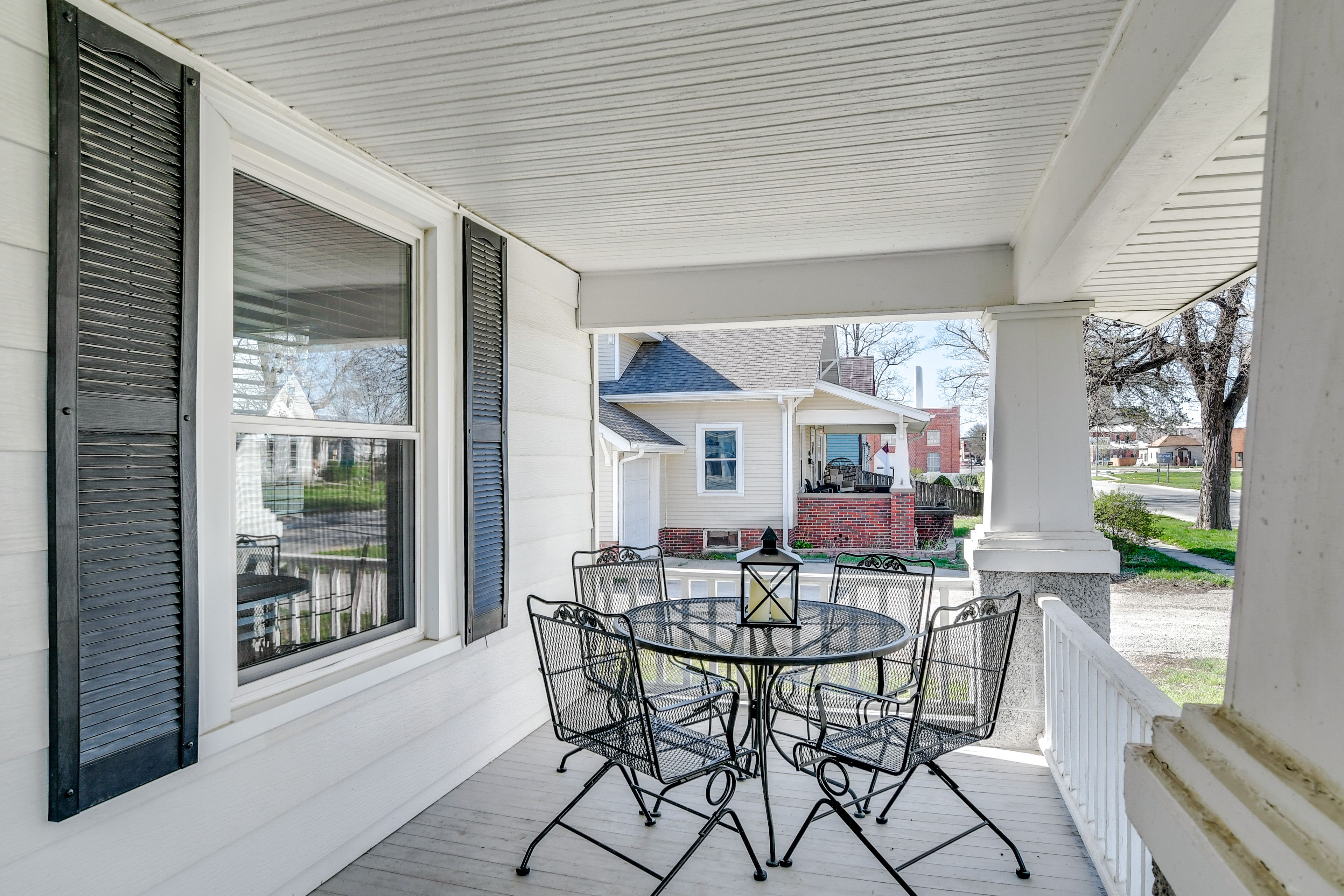 Covered Porch | Porch Swing | Outdoor Dining