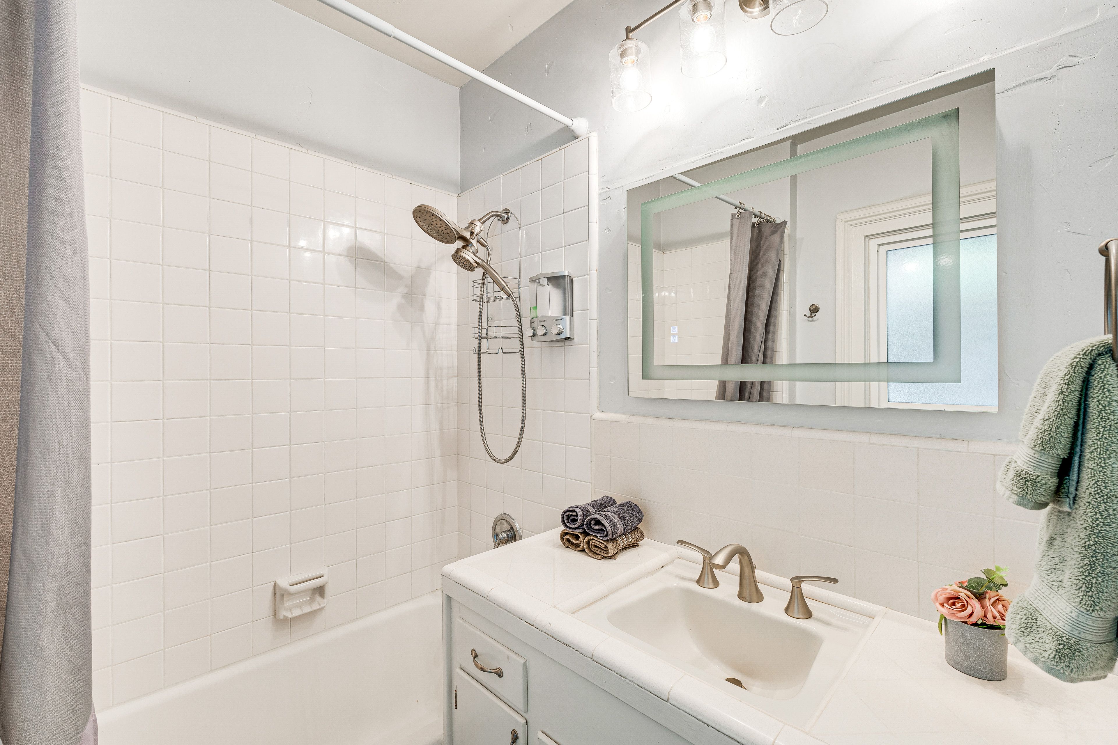 Full Bathroom | Shower/Tub Combo | Complimentary Toiletries