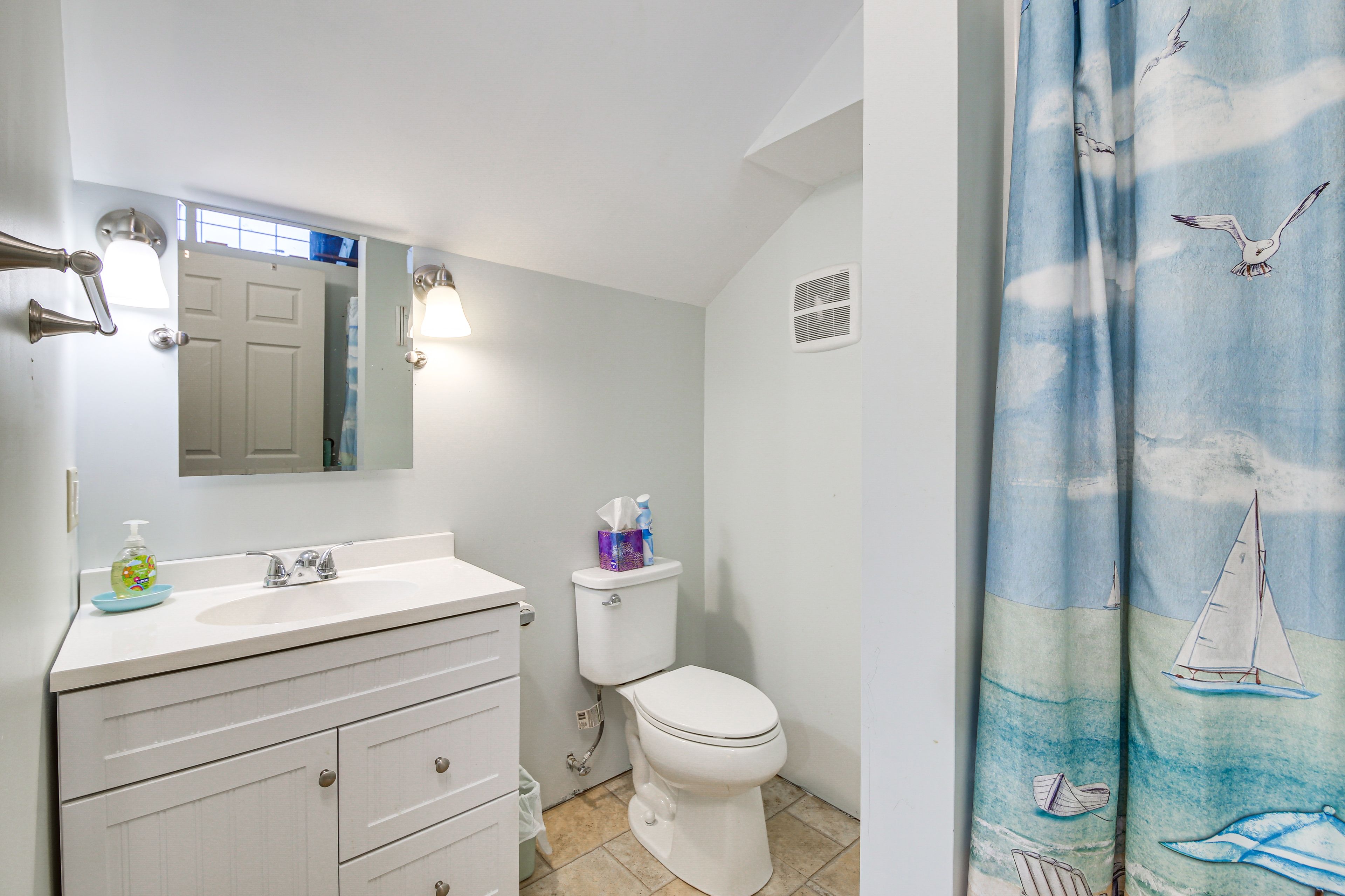 Full Bathroom | Complimentary Toiletries | Upper Level