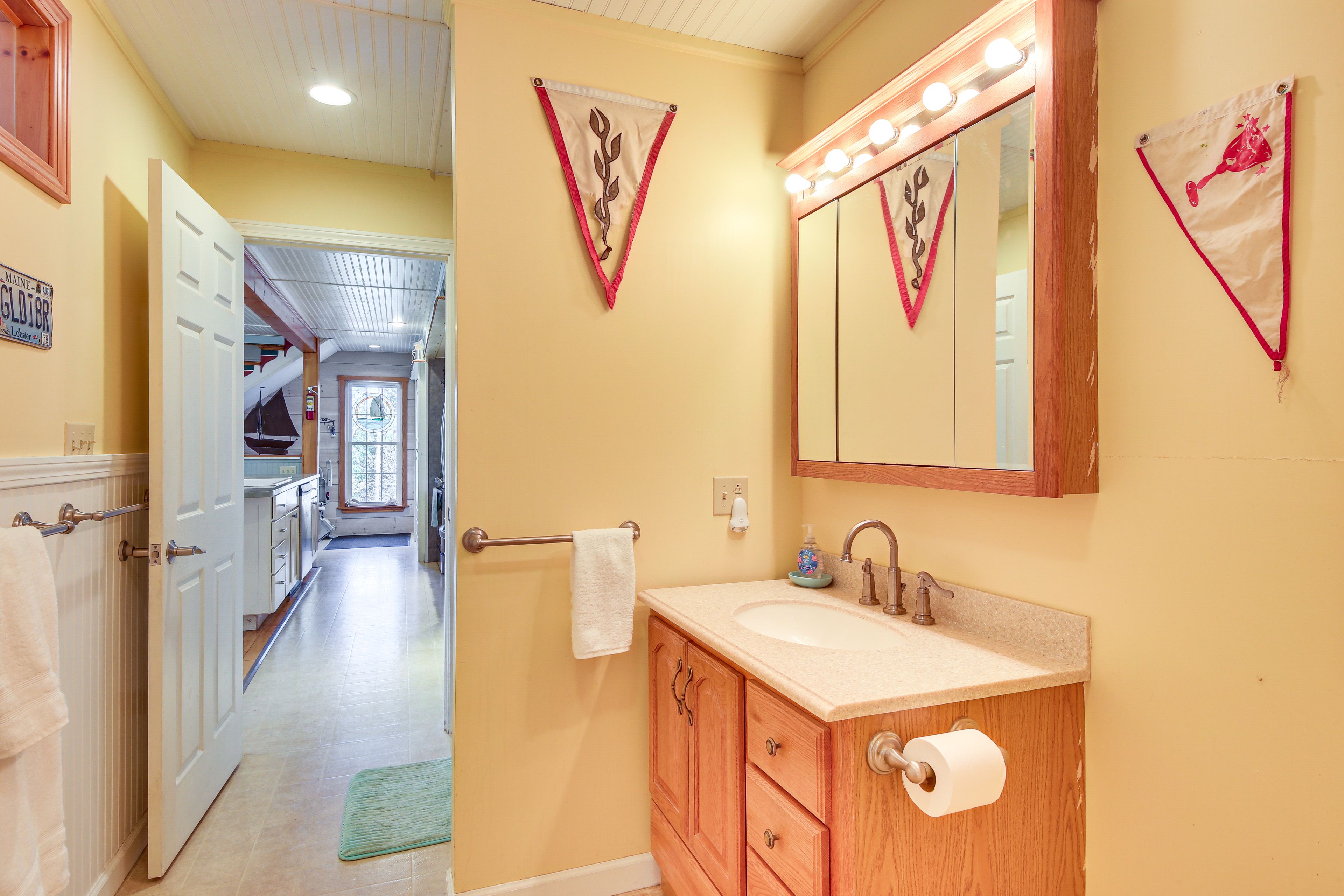 Jack-and-Jill Bathroom | Main Level | Towels Provided