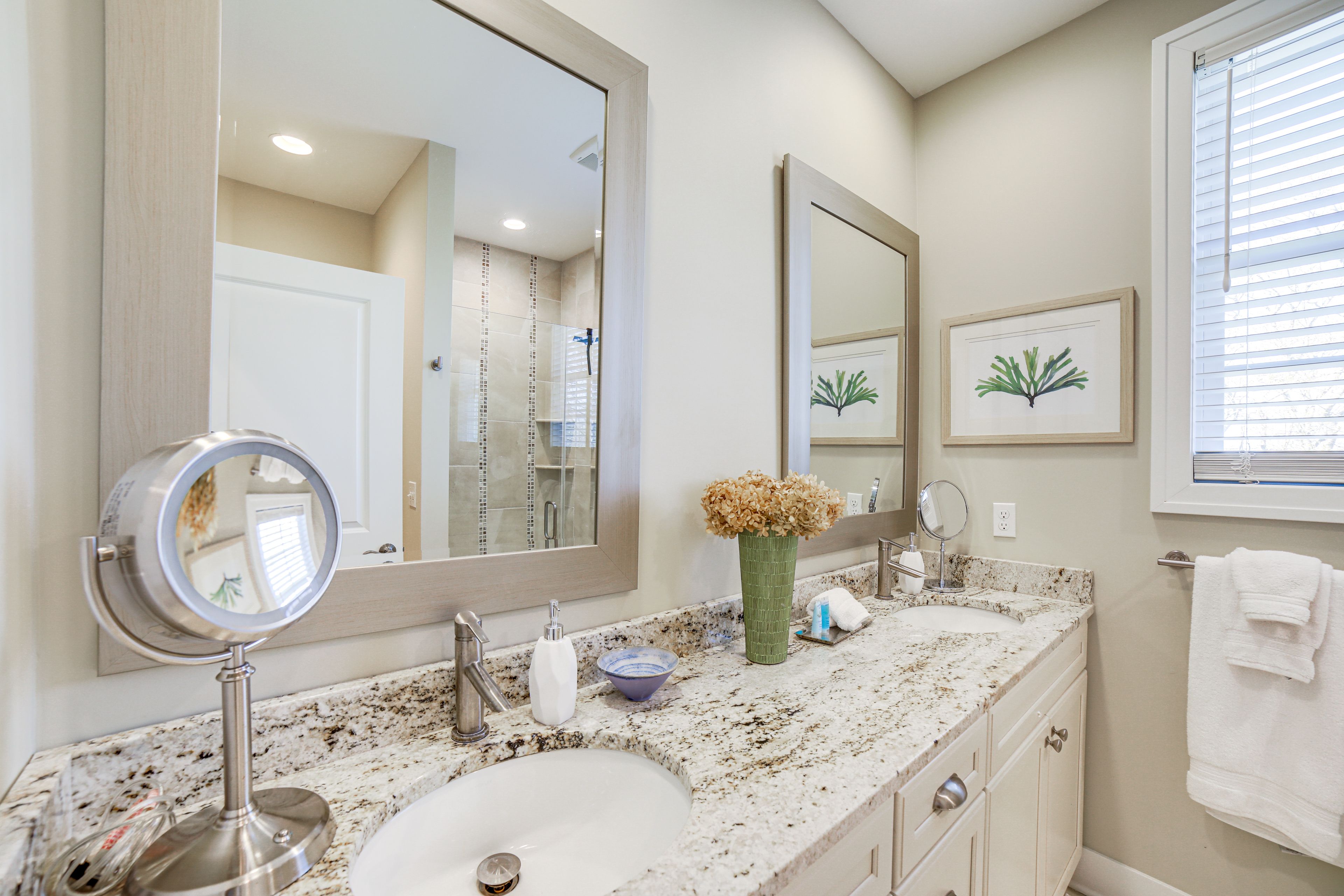 Full Bathroom | 1st Floor | Towels Provided | Complimentary Toiletries