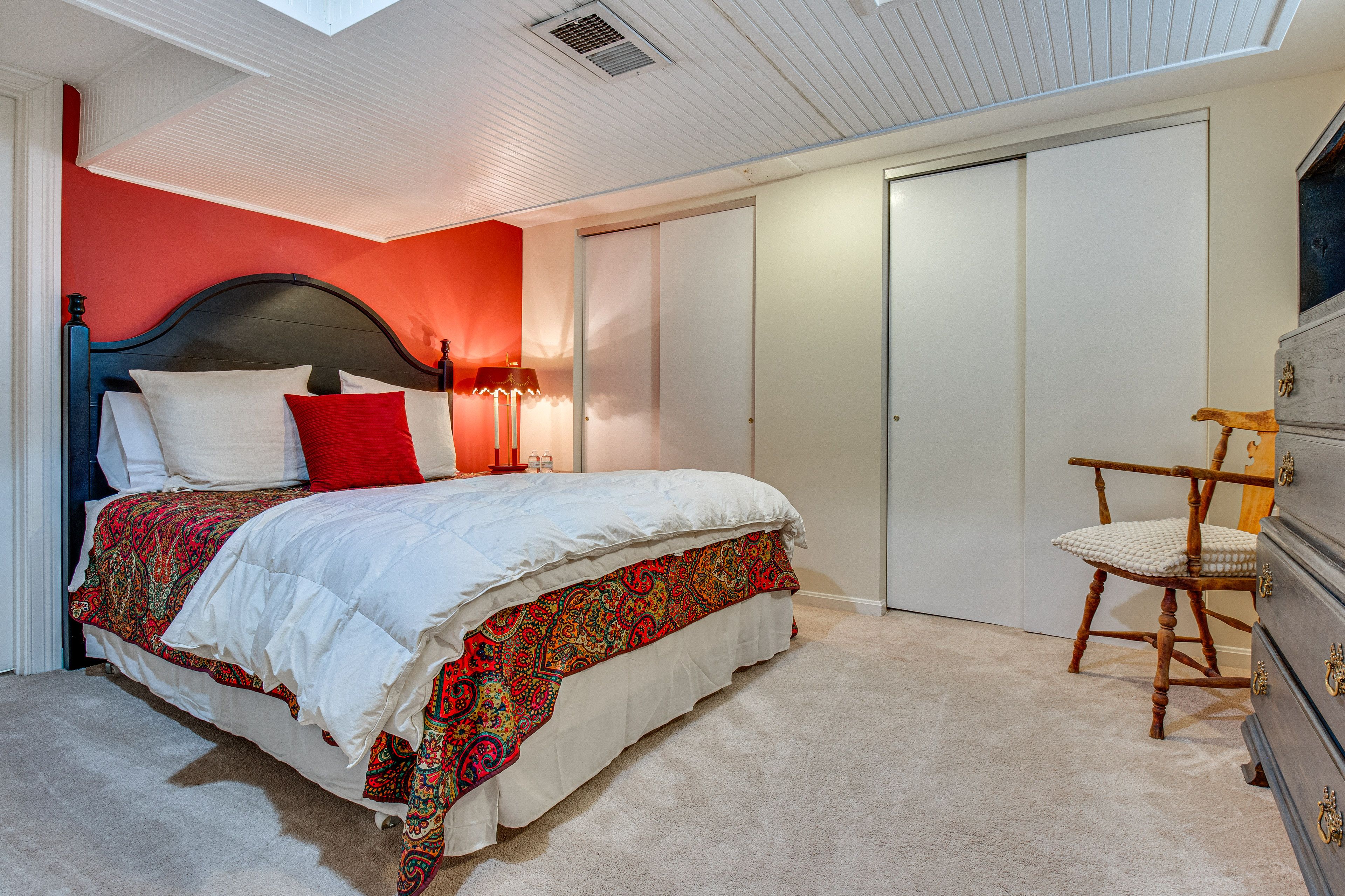 Bedroom | Queen Bed | Linens Provided