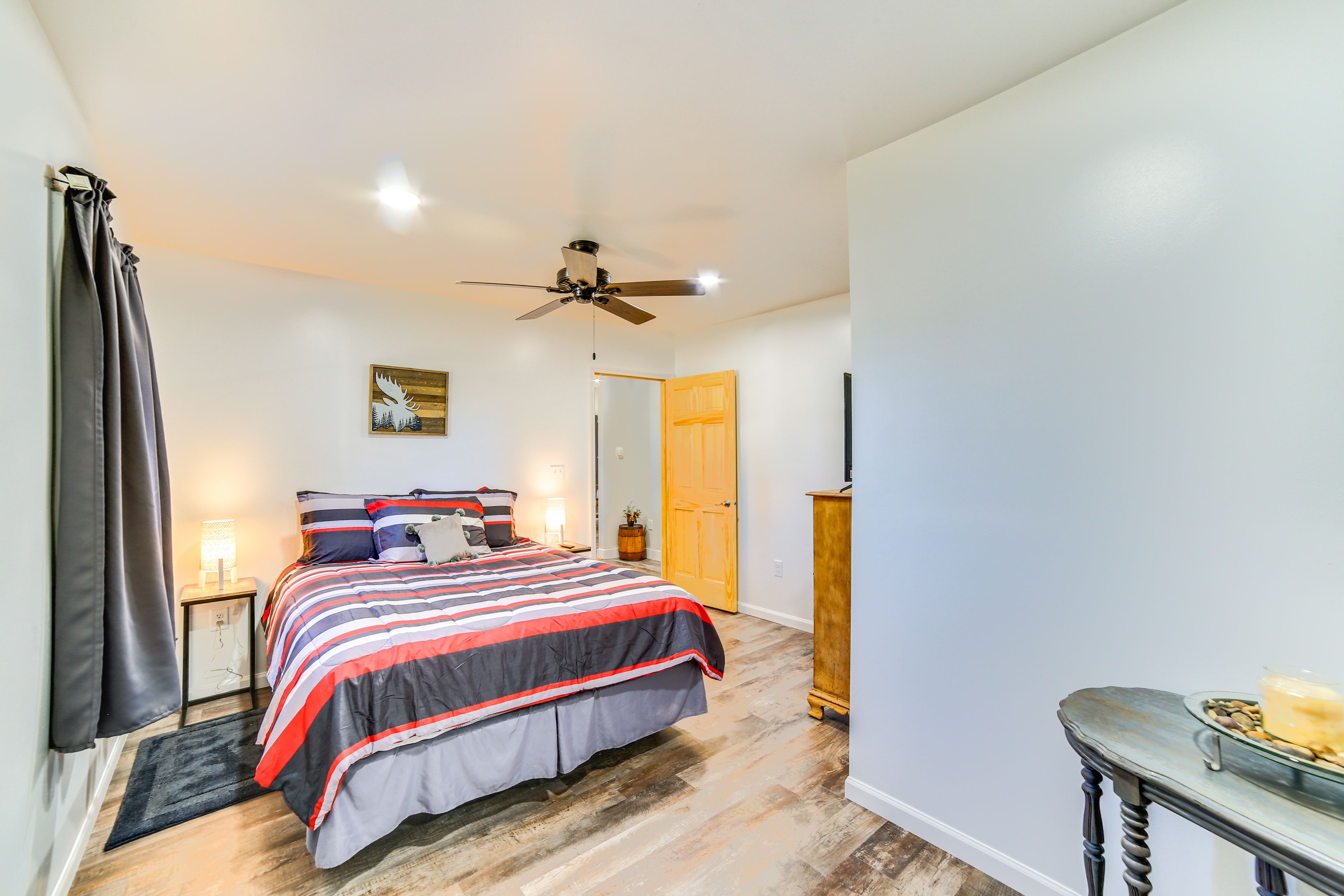 Bedroom 1 | Queen Bed | Linens Provided | 1st Floor