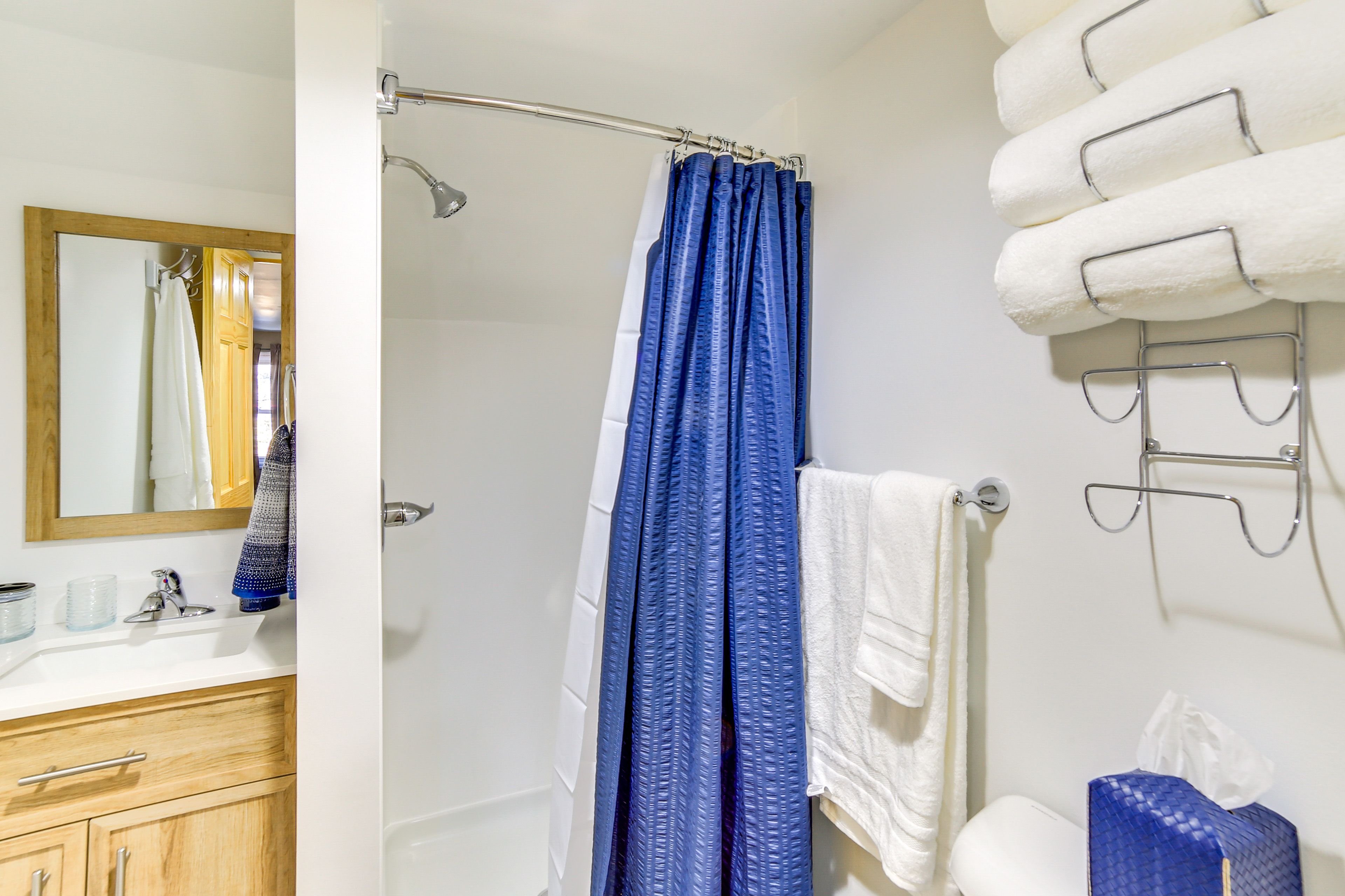 Full Bathroom | Complimentary Toiletries | 2nd Floor