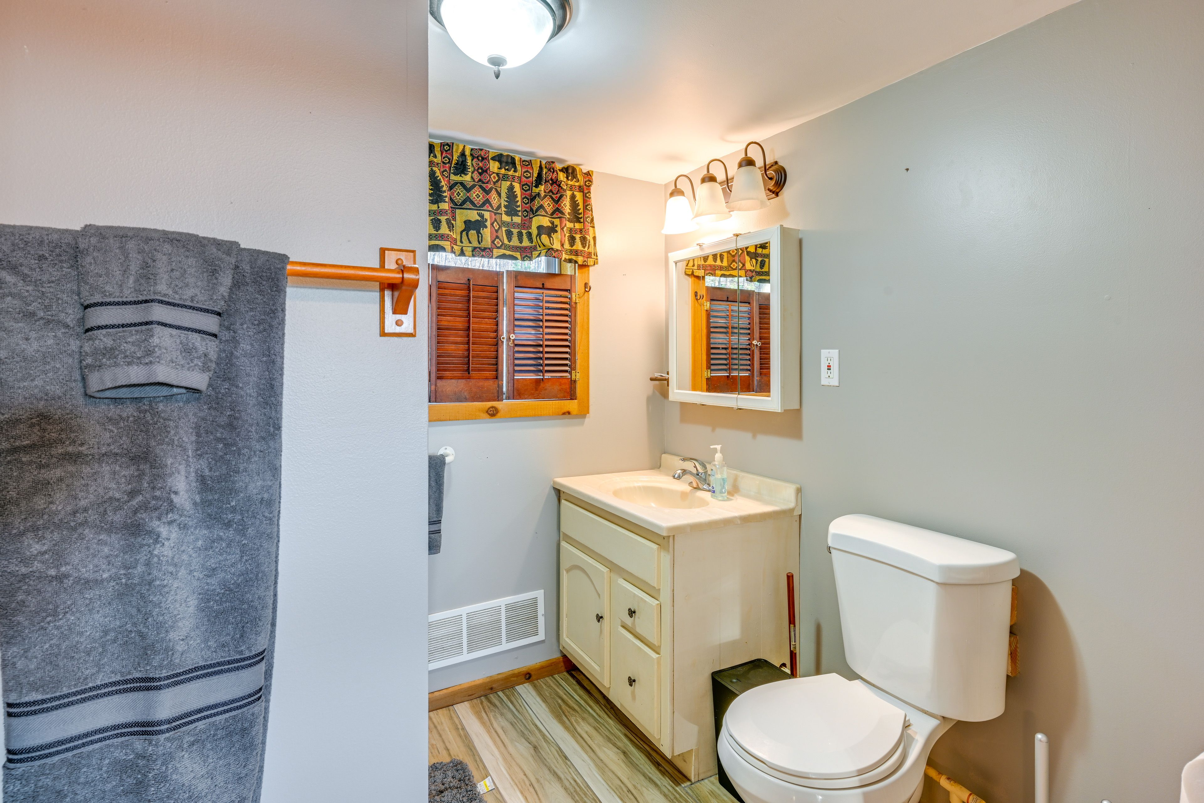 Full Bathroom | Shower | Towels Provided