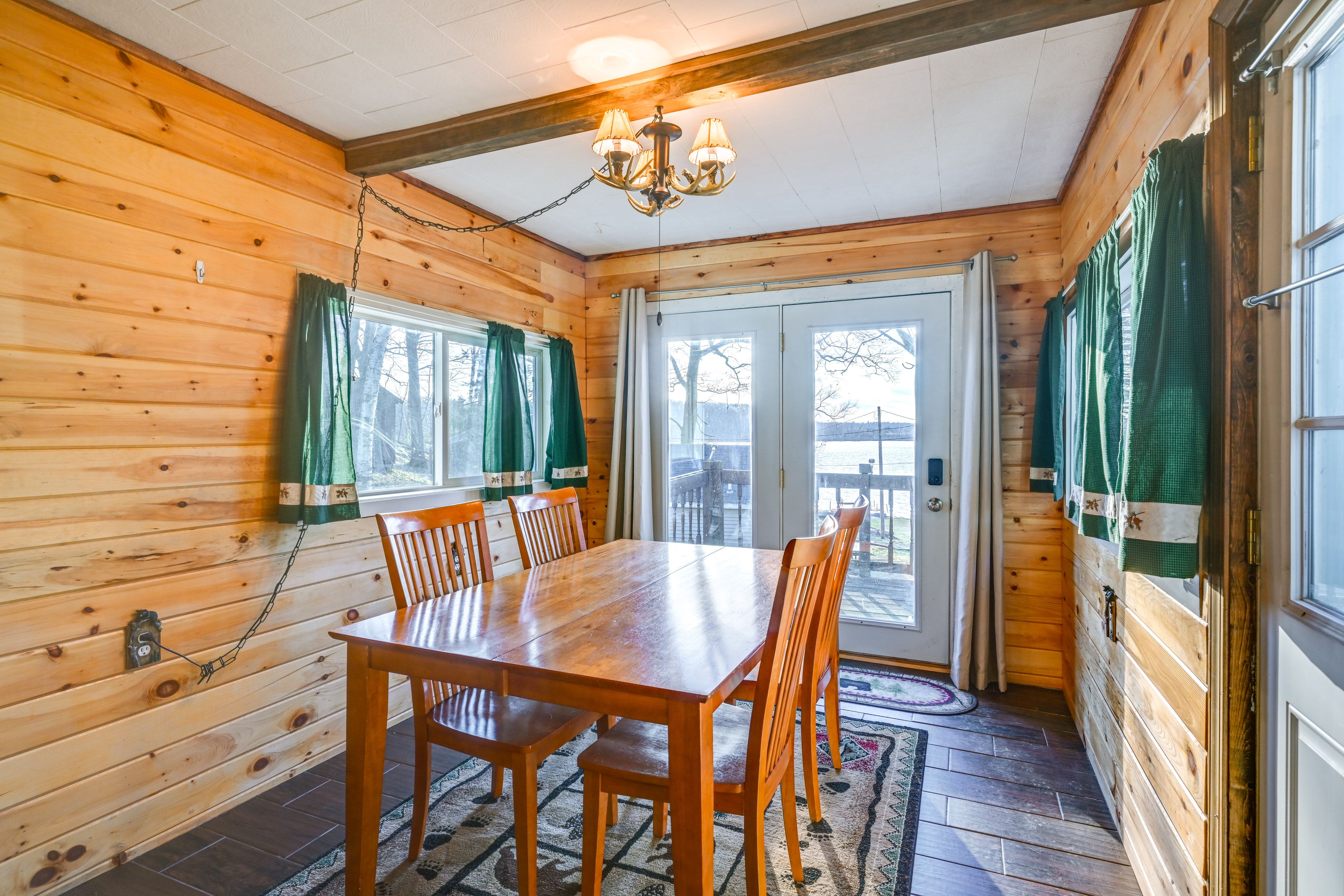 Dining Area | Dishware & Flatware Provided