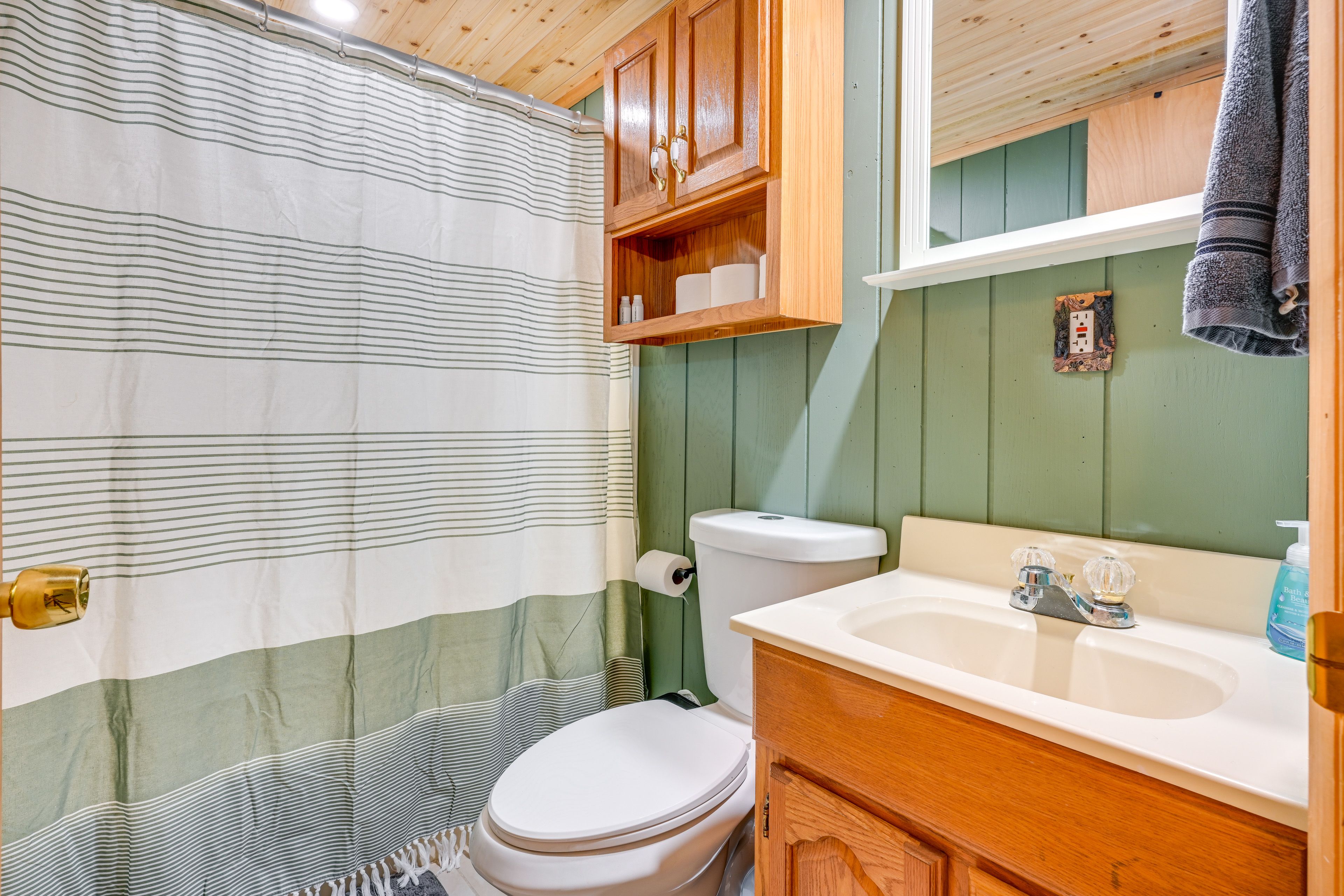 Full Bathroom | 1st Floor