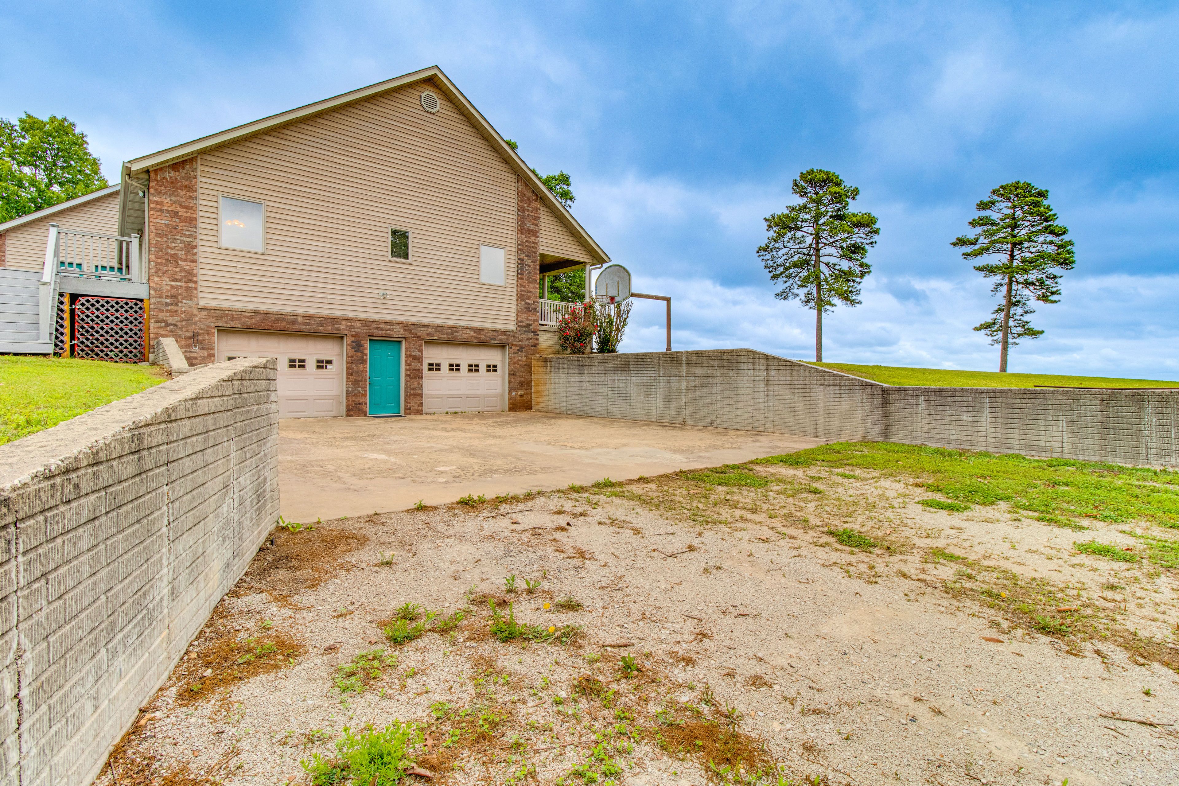 Parking | Gravel Driveway (10 Vehicles) | Garage (6 Vehicles) | Street Parking