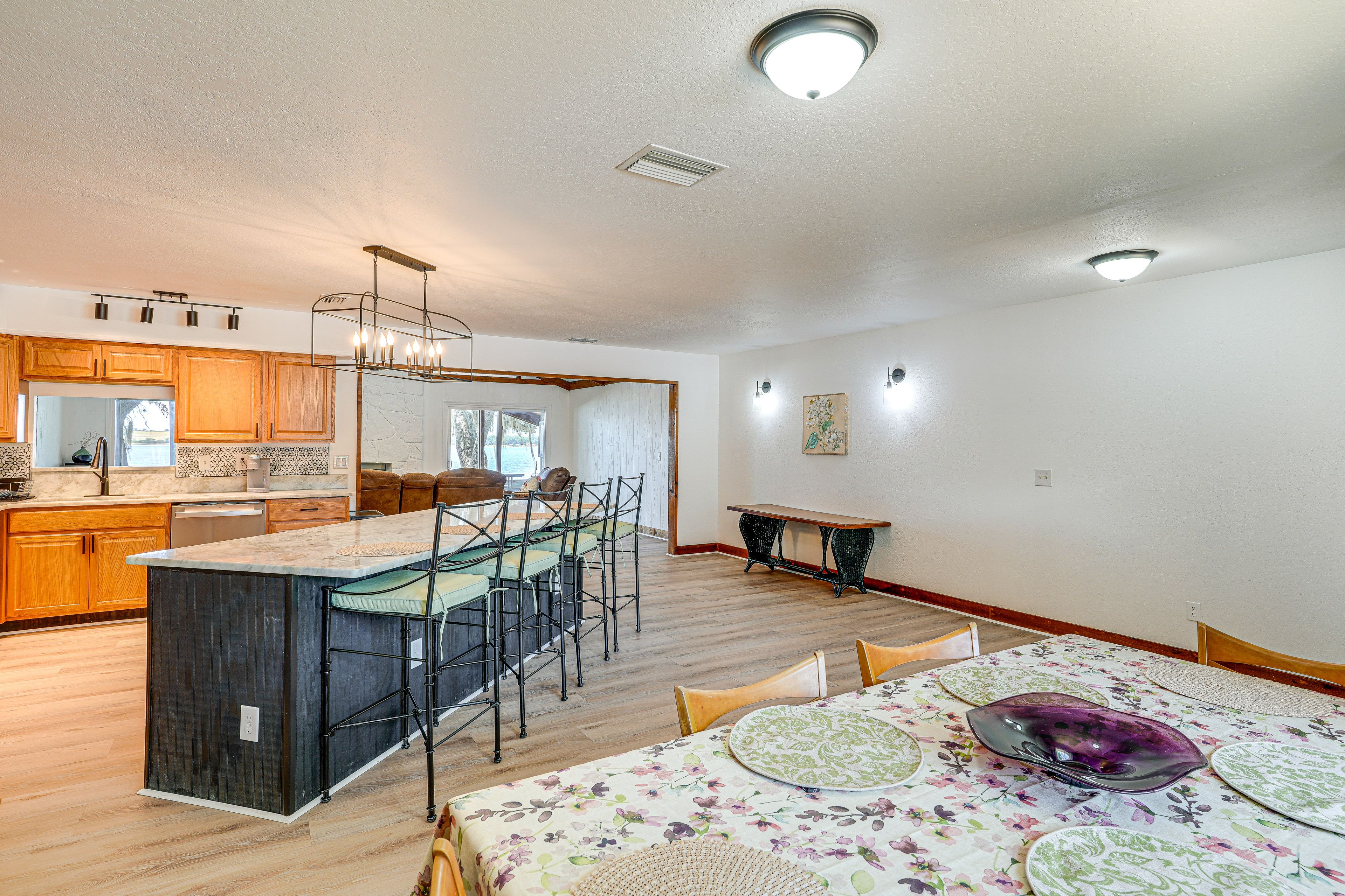 Dining Room | 6-Person Dining Table | Dishware/Flatware