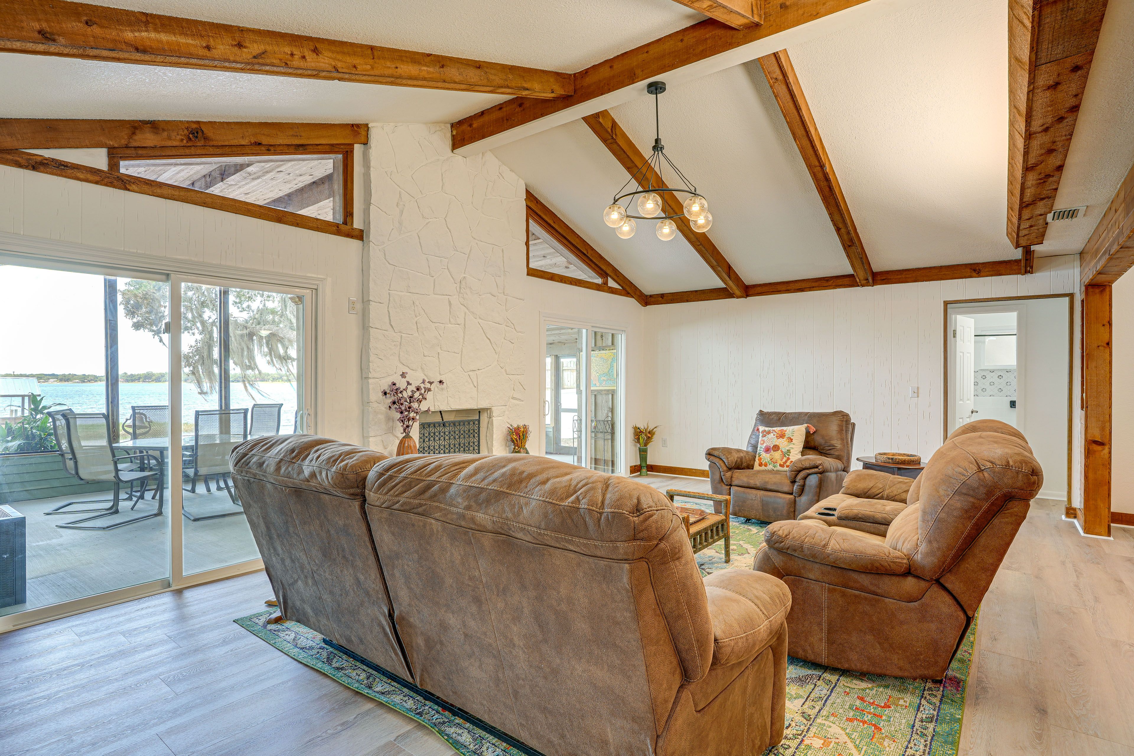 Living Room | Central A/C & Heating | Free WiFi
