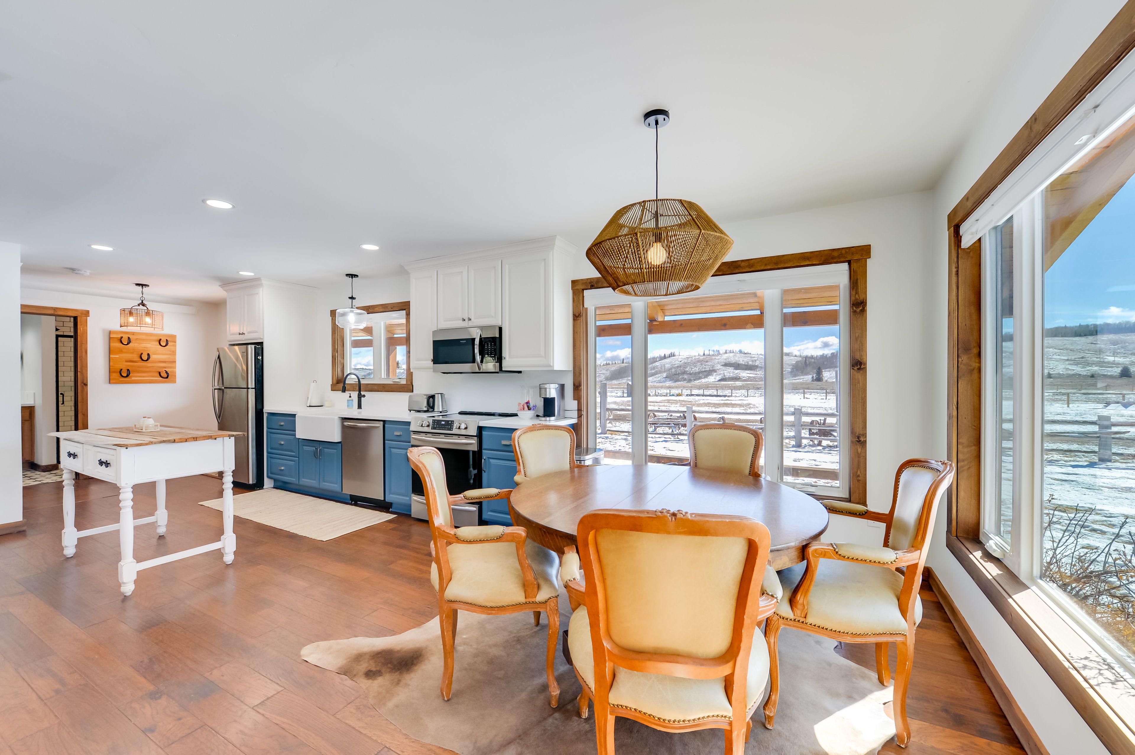 Dining | Dishware & Flatware Provided | Keurig Coffee Maker Not Available