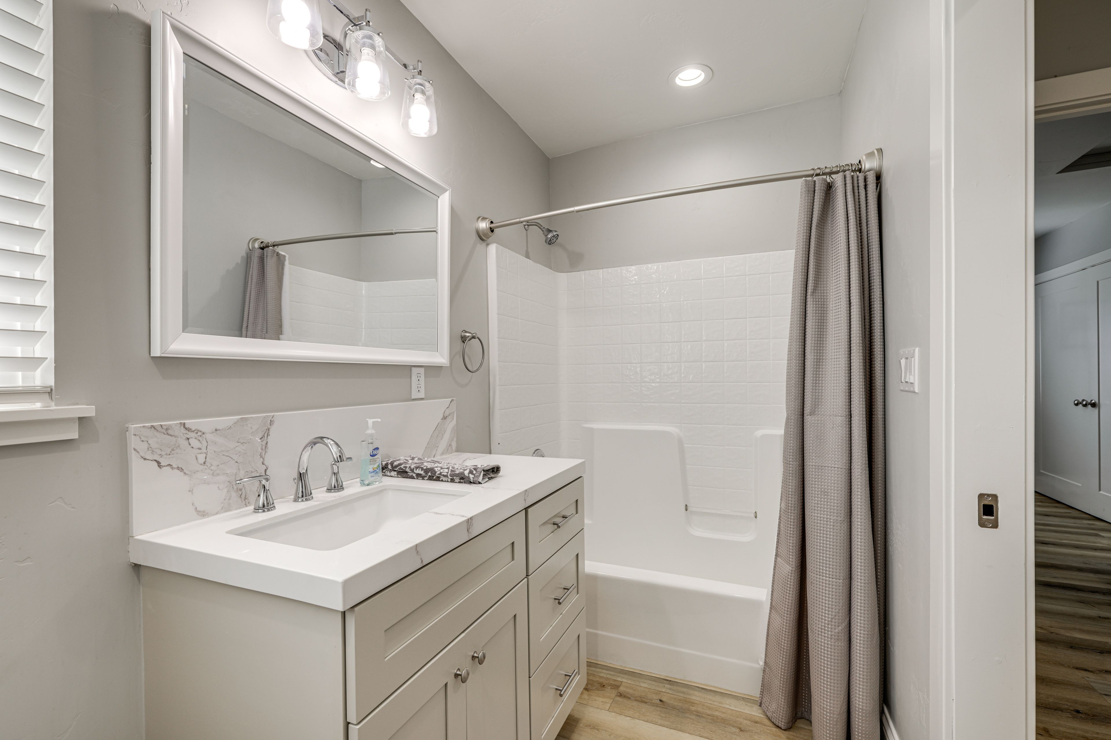 Full Bathroom | Towels Provided