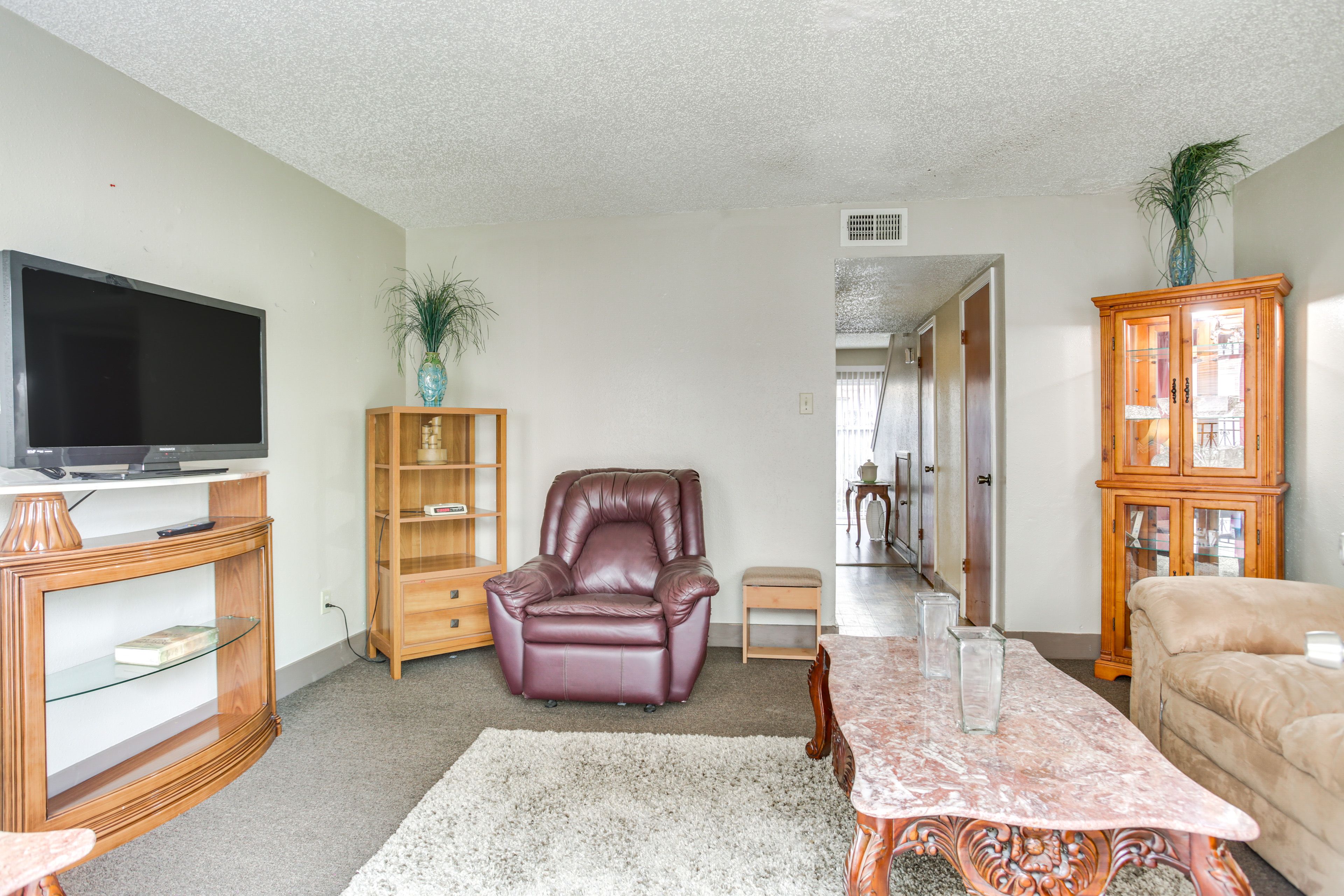 Living Room | Free WiFi | Central Heating & A/C | 1st Floor