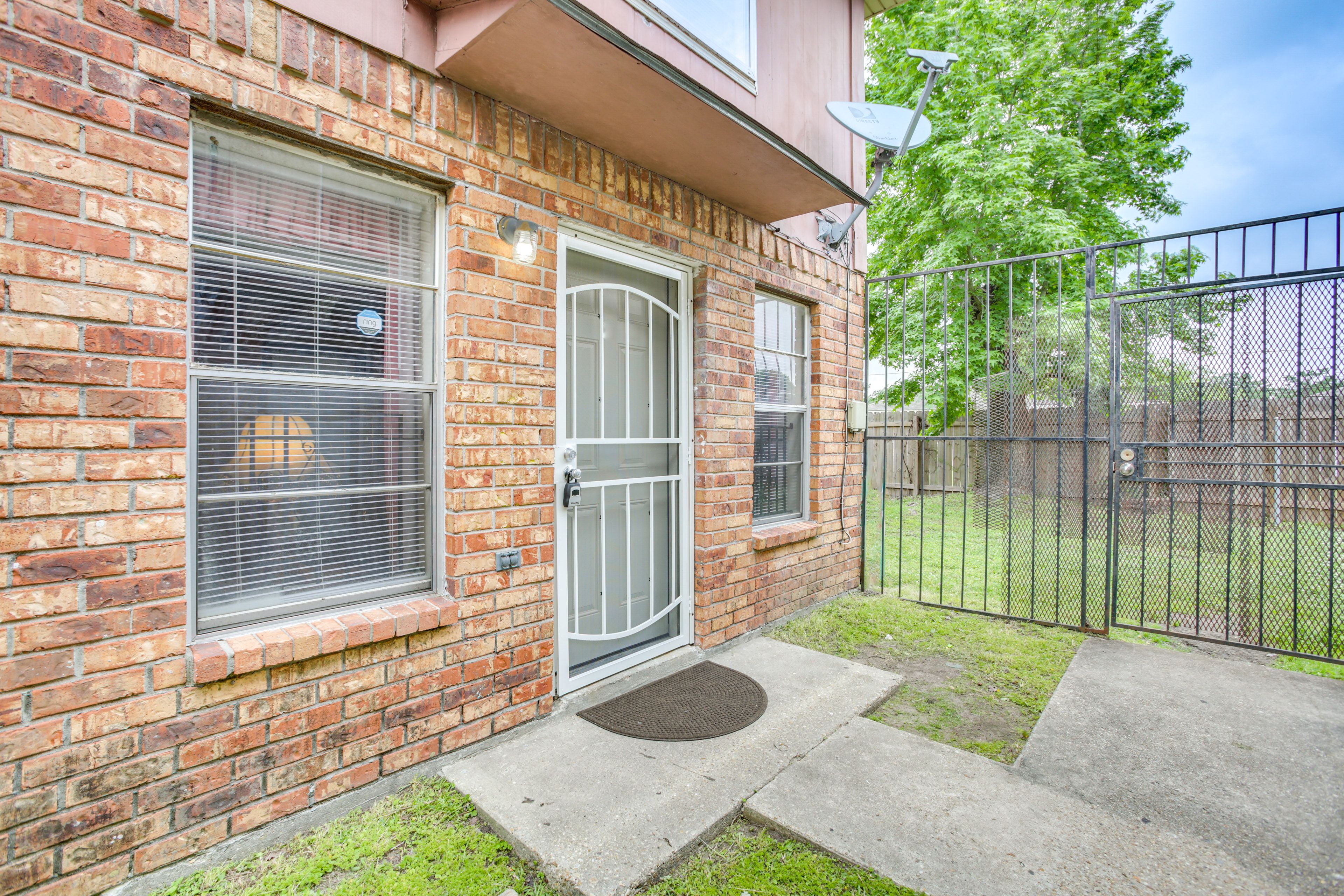 Exterior | Driveway (2 Vehicles)