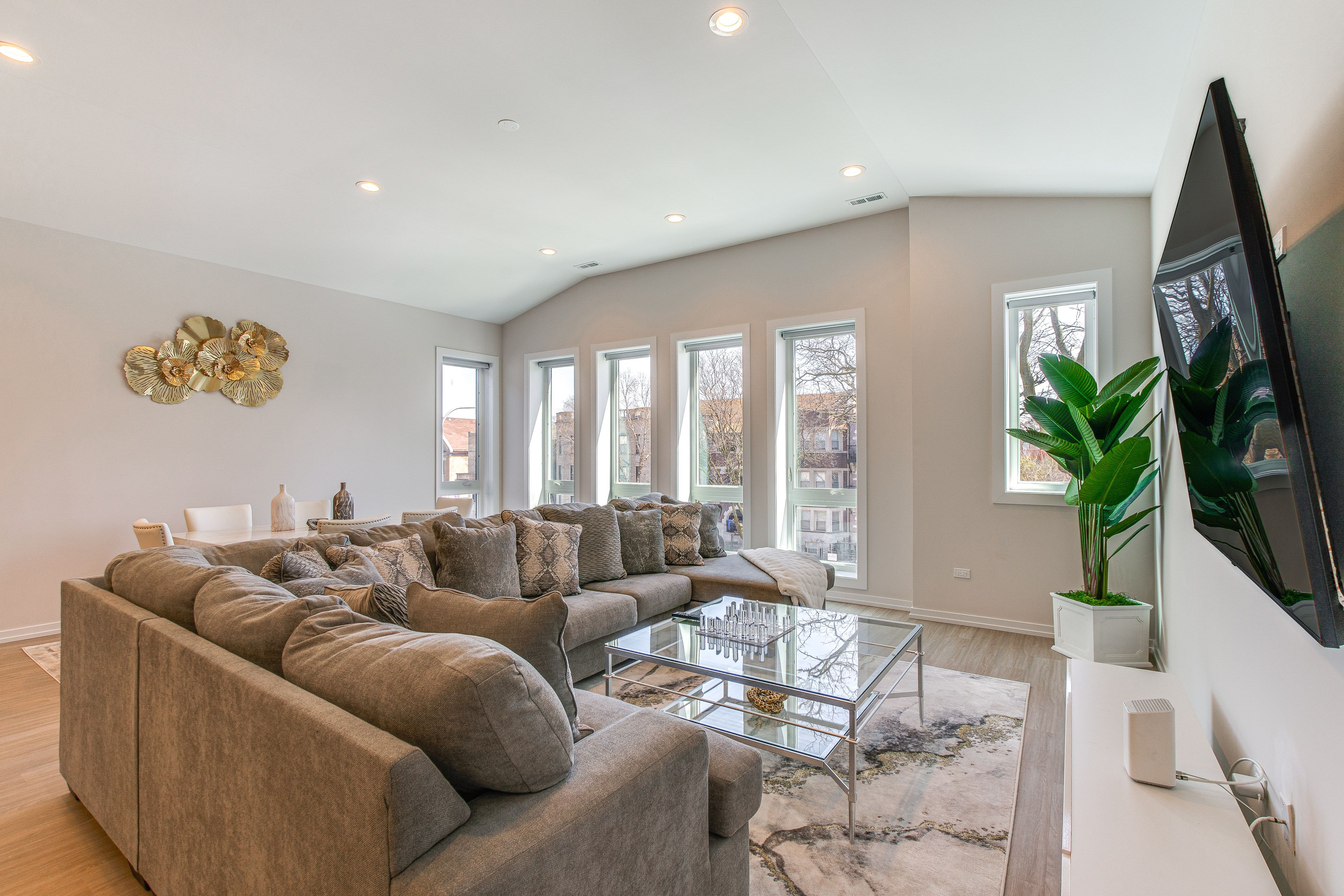 Living Room | Smart TV w/ Cable