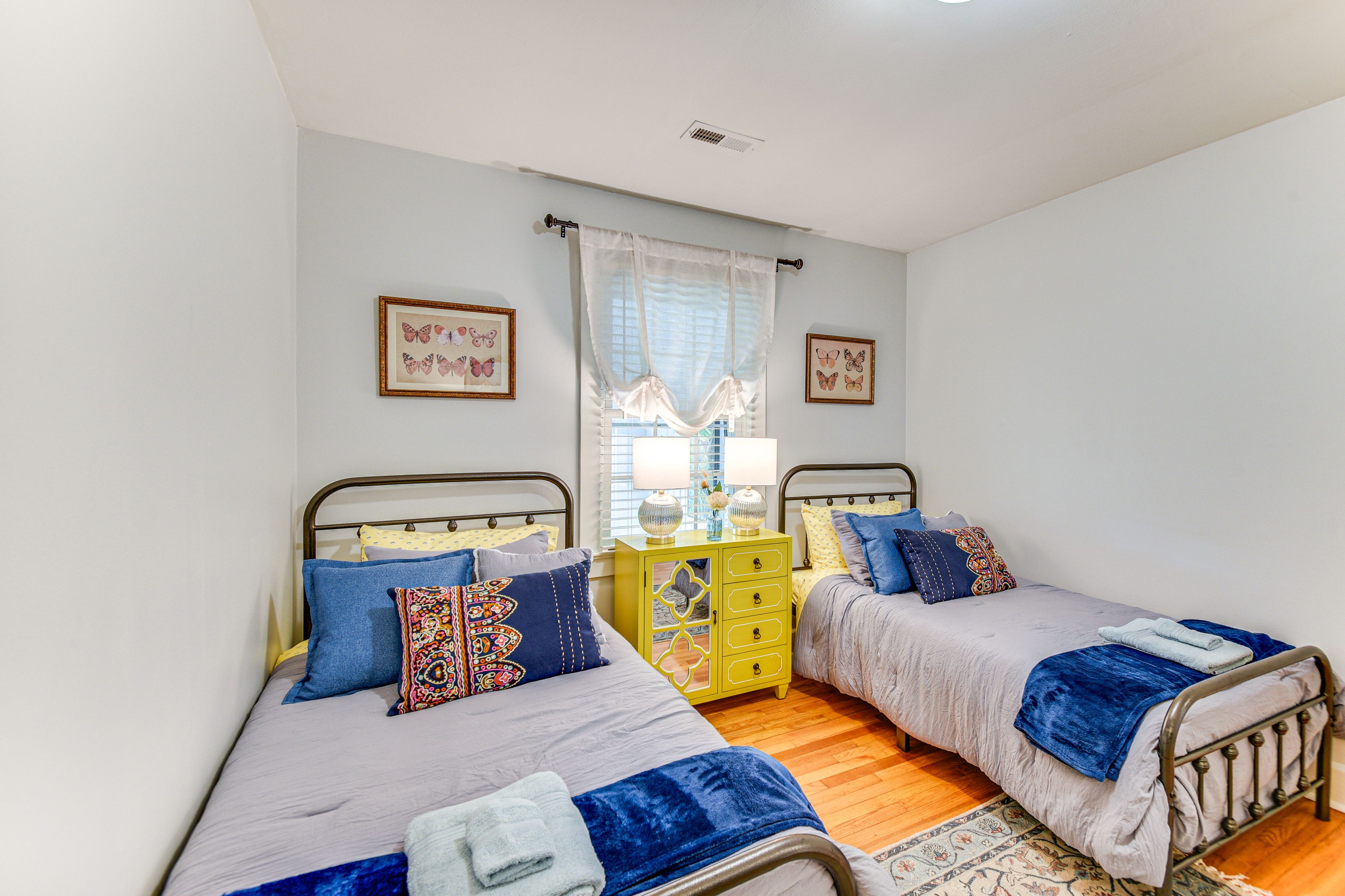 Bedroom 3 | 2 Twin Beds | Desk Workspace