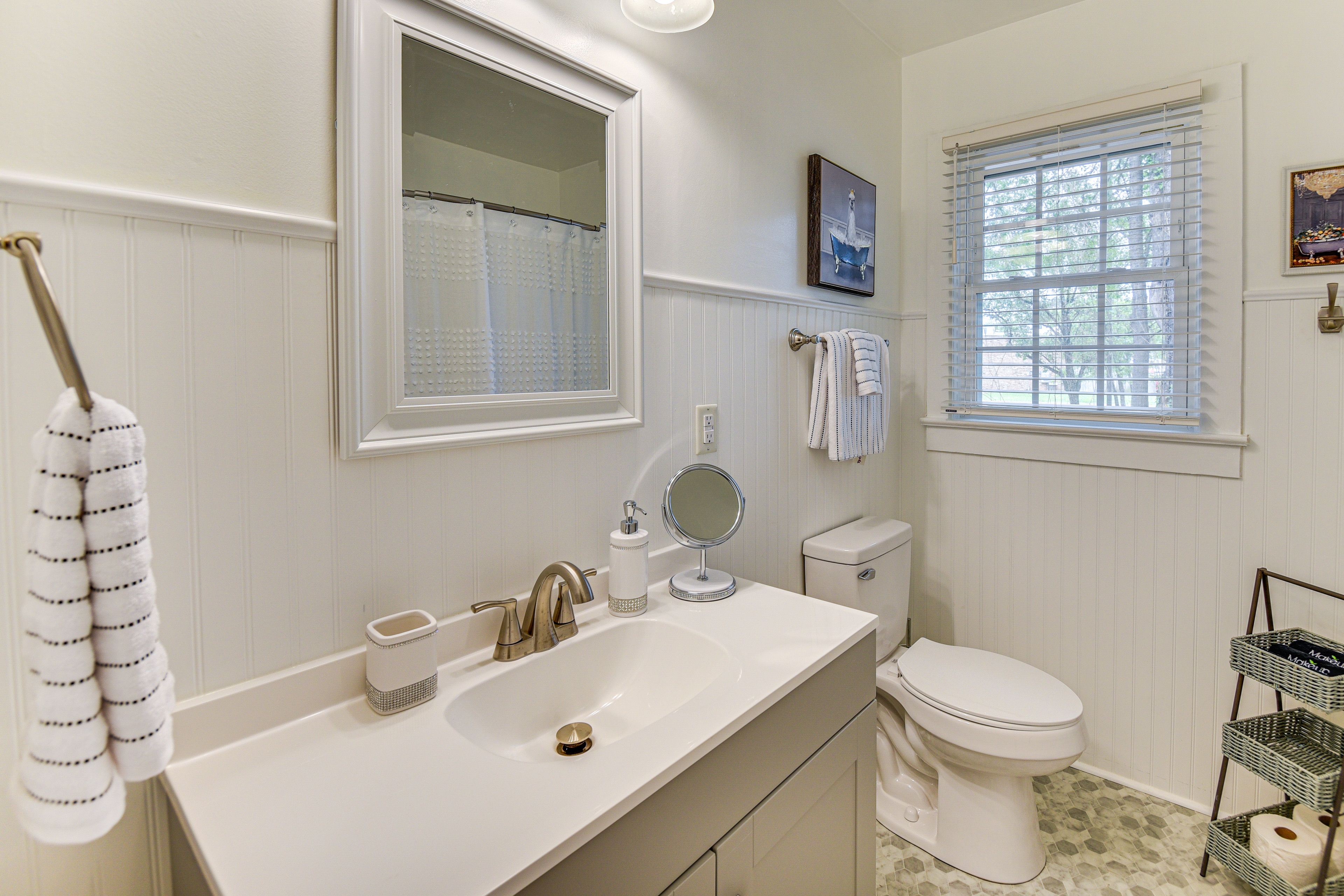 Full Bathroom | Towels Provided | Complimentary Toiletries