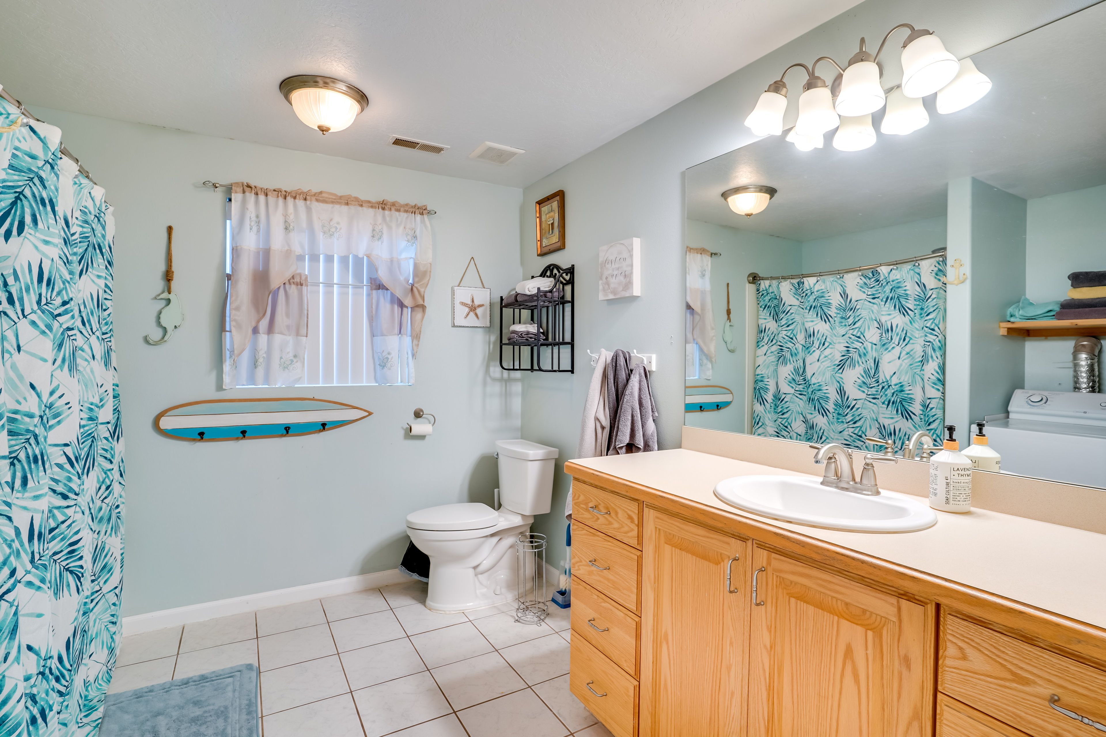 Full Bathroom | 1st Floor | Washer & Dryer | Complimentary Toiletries