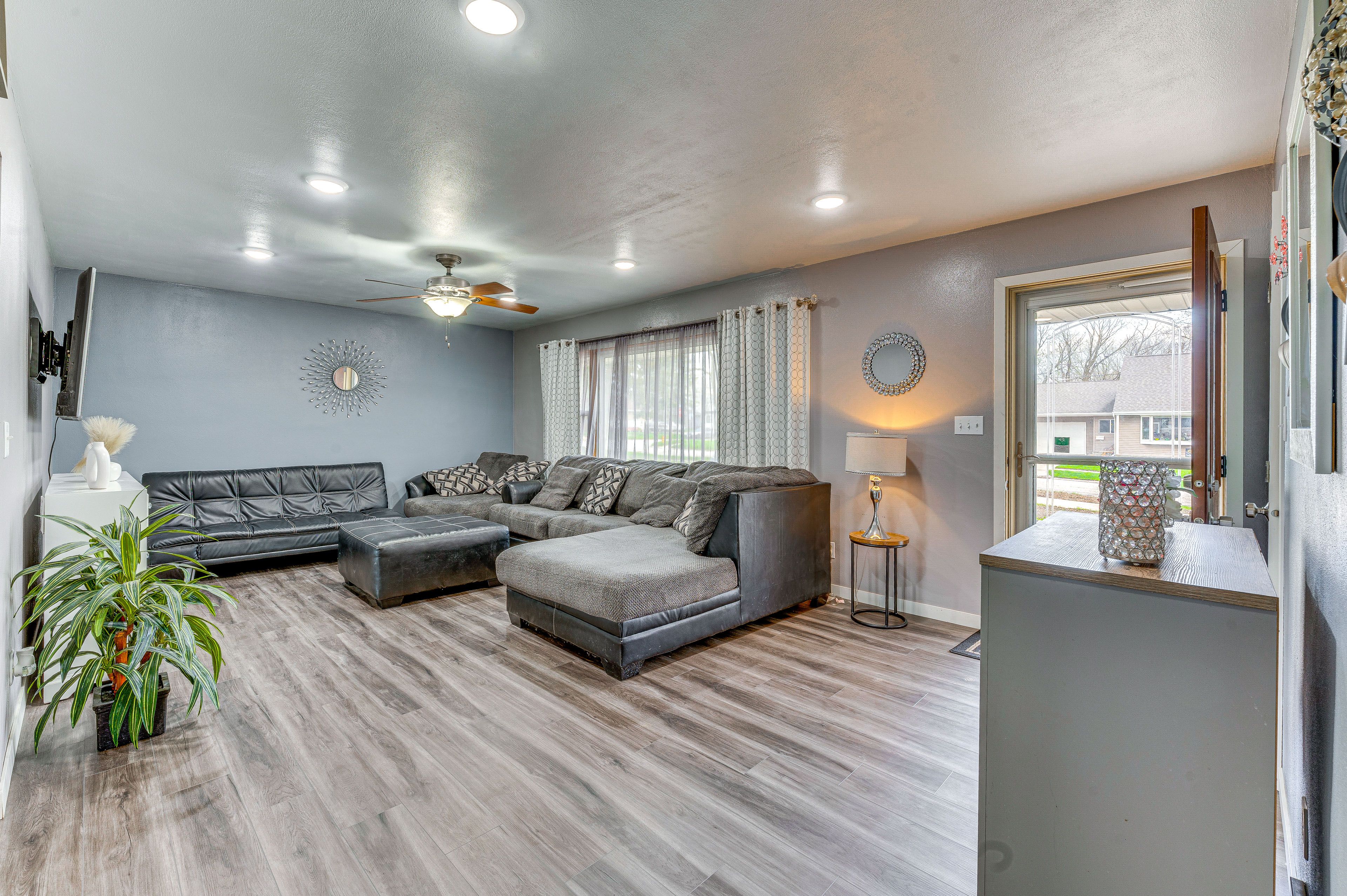 Living Room | Full Futon | Smart TV | Free WiFi