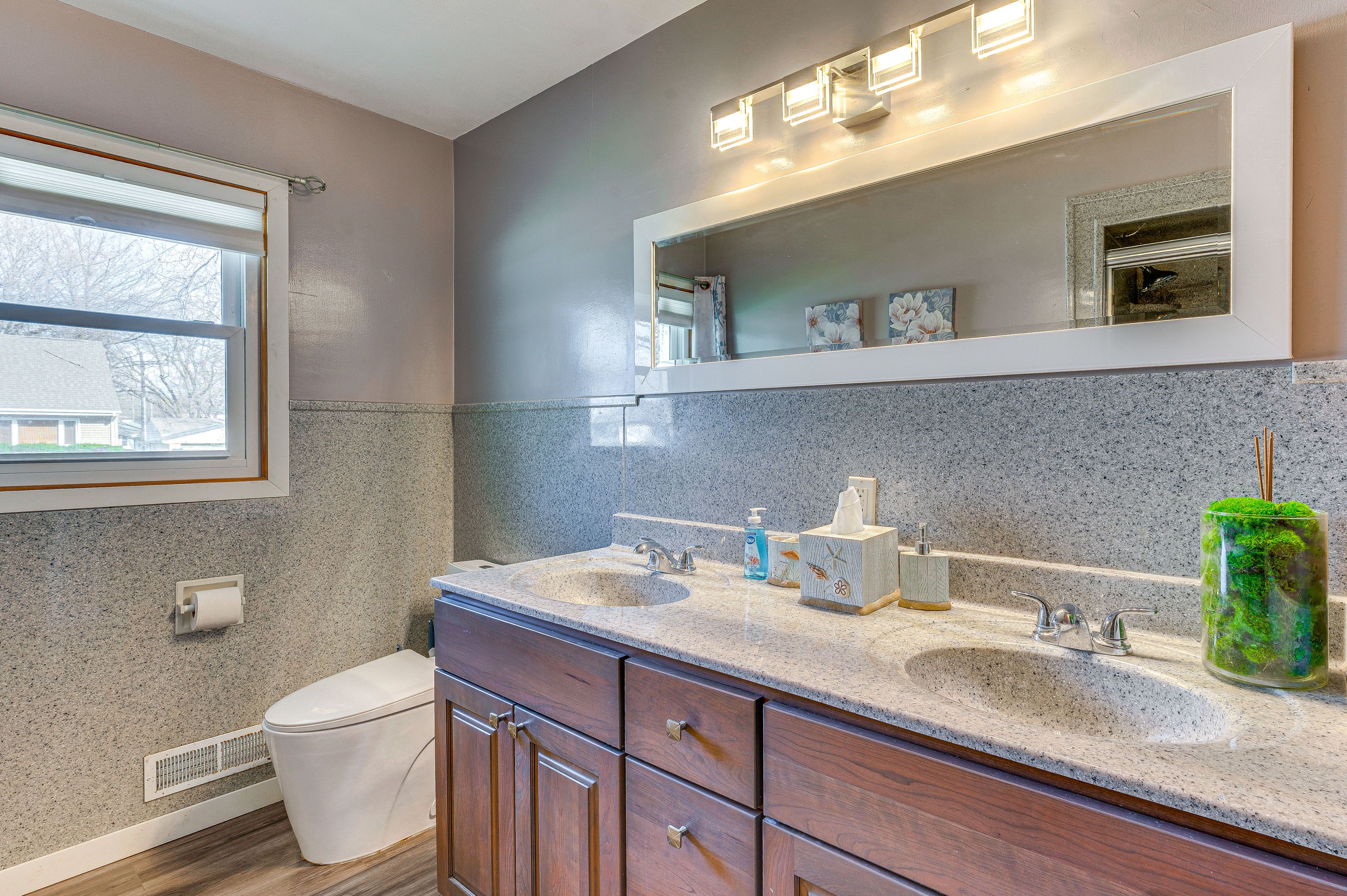 Full Bathroom | Complimentary Toiletries