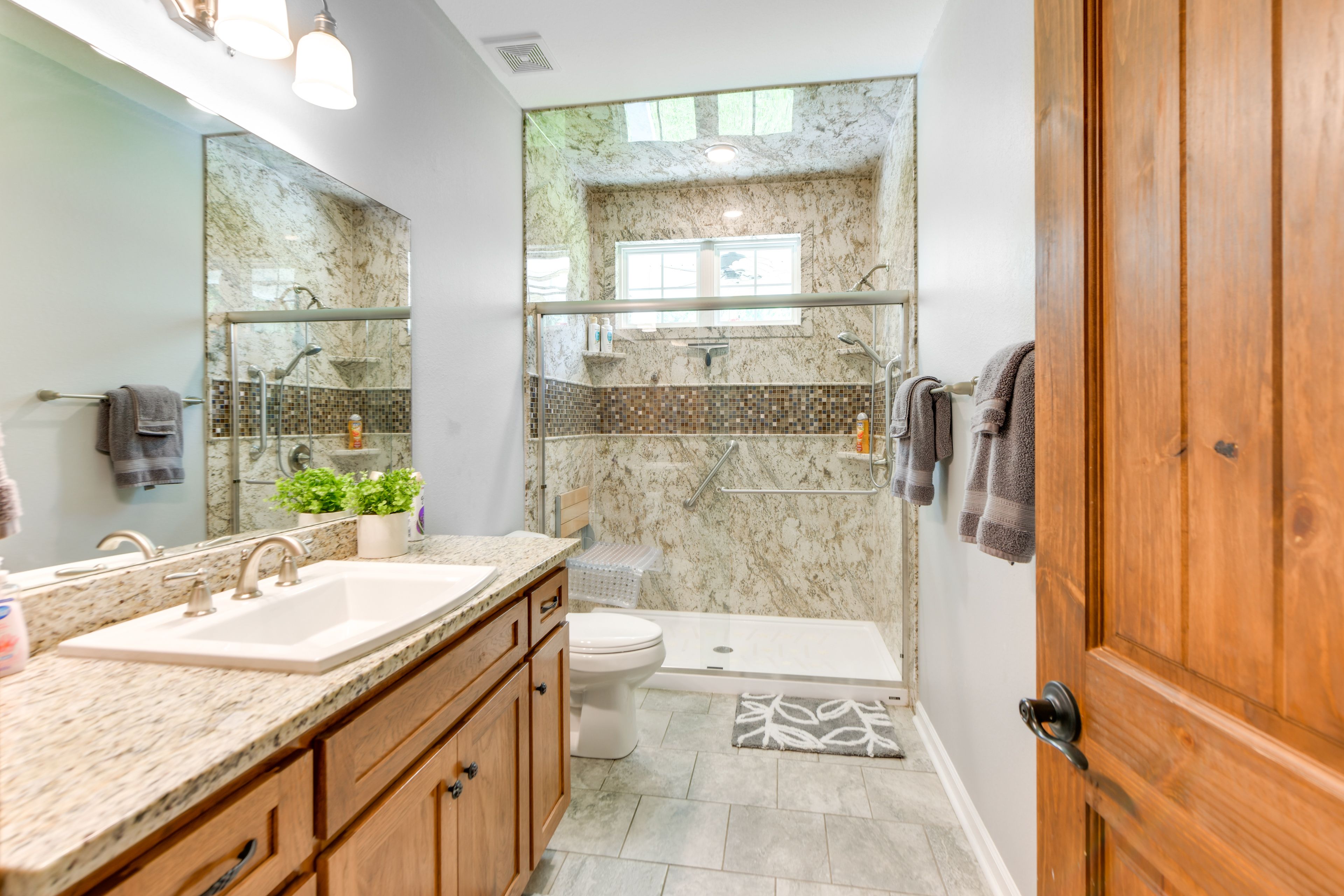 Full Bathroom | Towels Provided