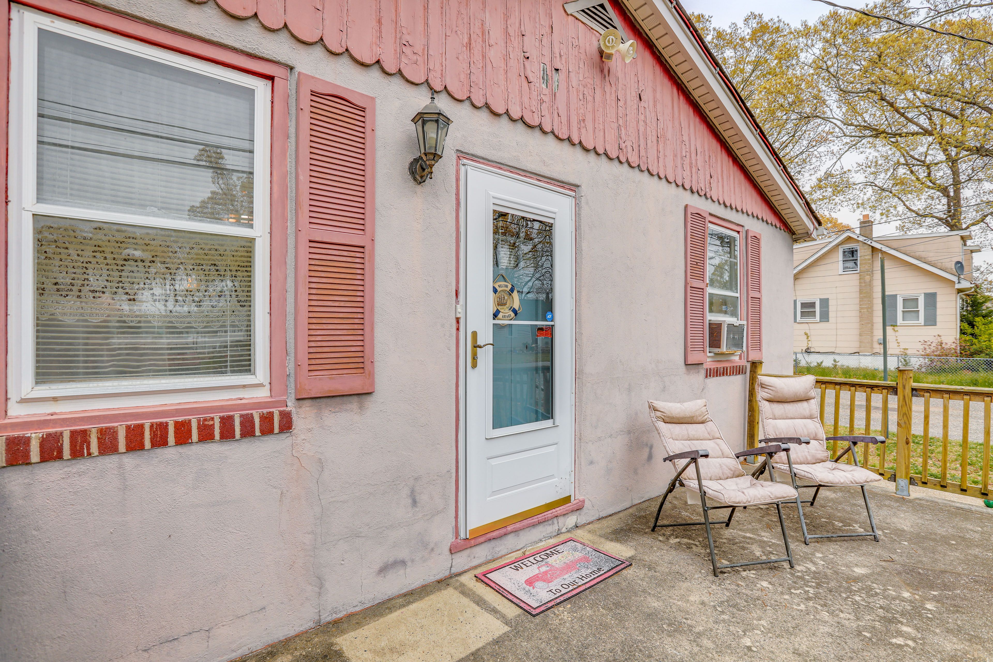 Private Entrance | No Outdoor Seating