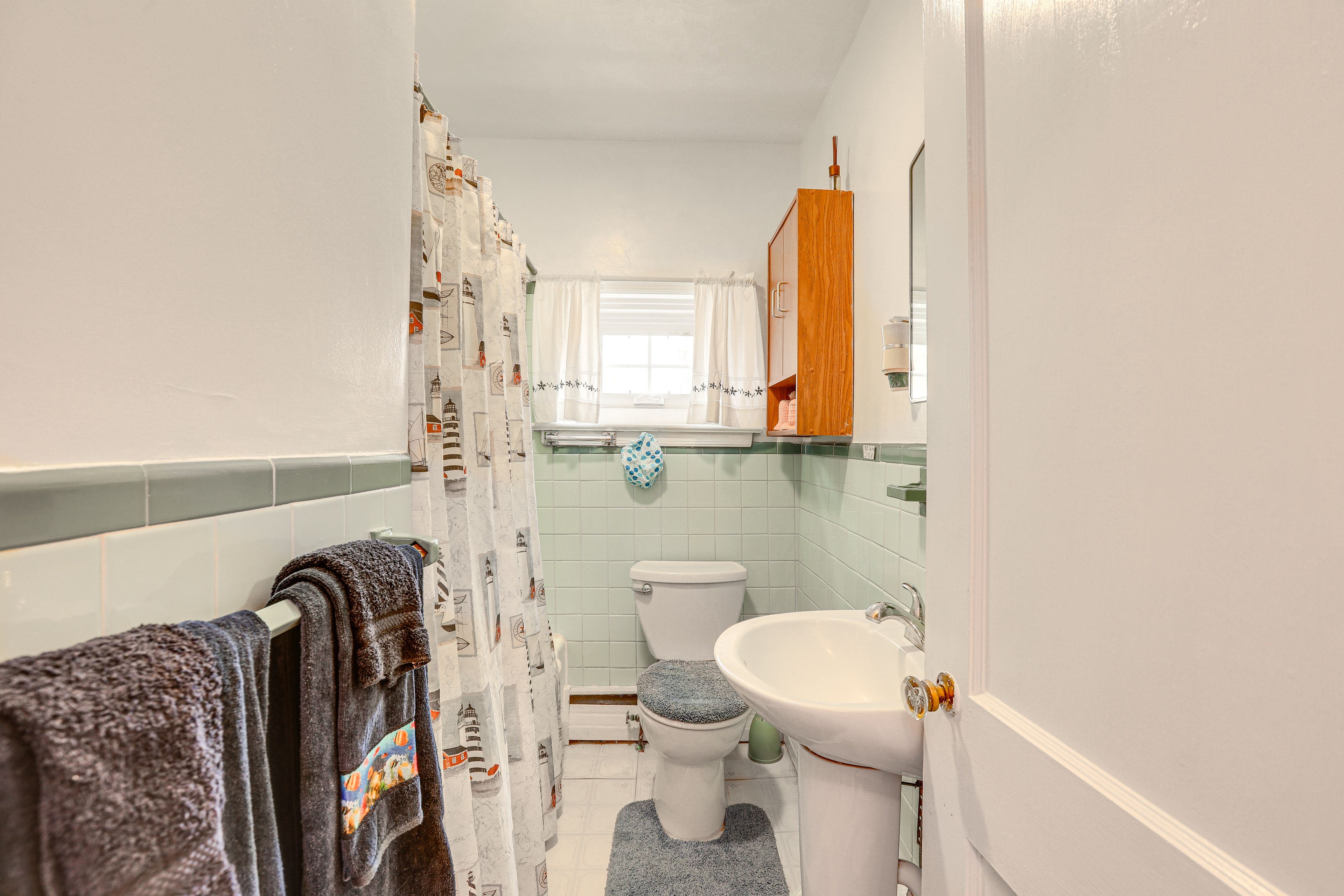 Full Bathroom | Towels Not Provided