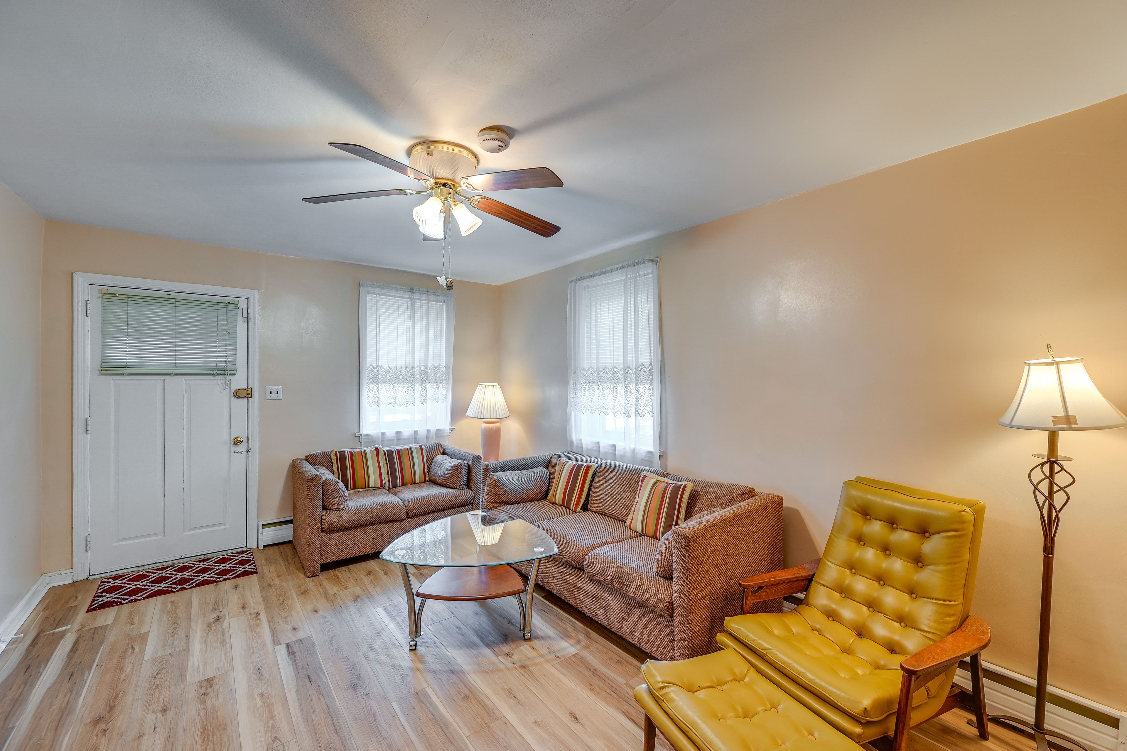 Living Room | Smart TV w/ Cable | Free WiFi