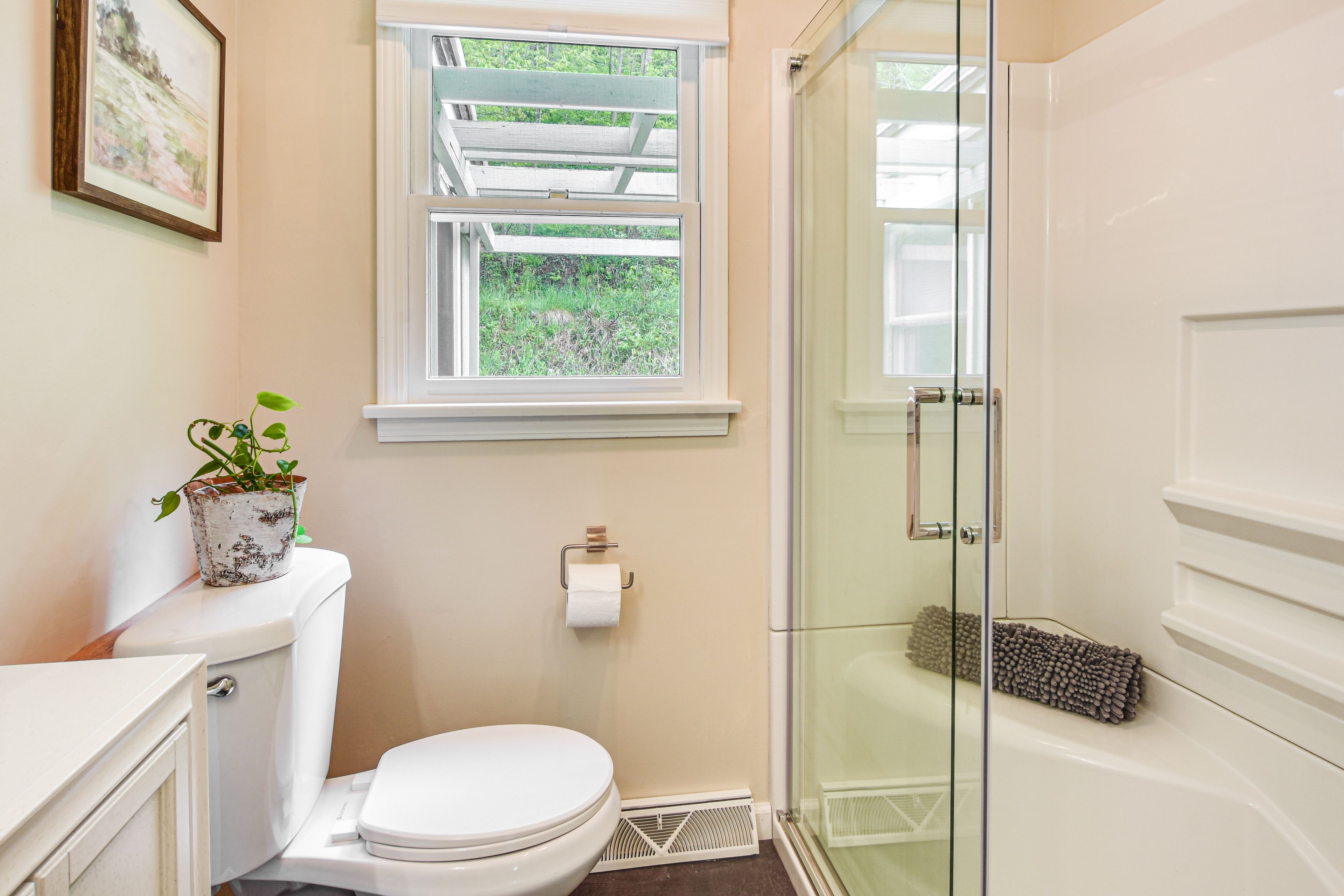 Full Bathroom | Towels Provided