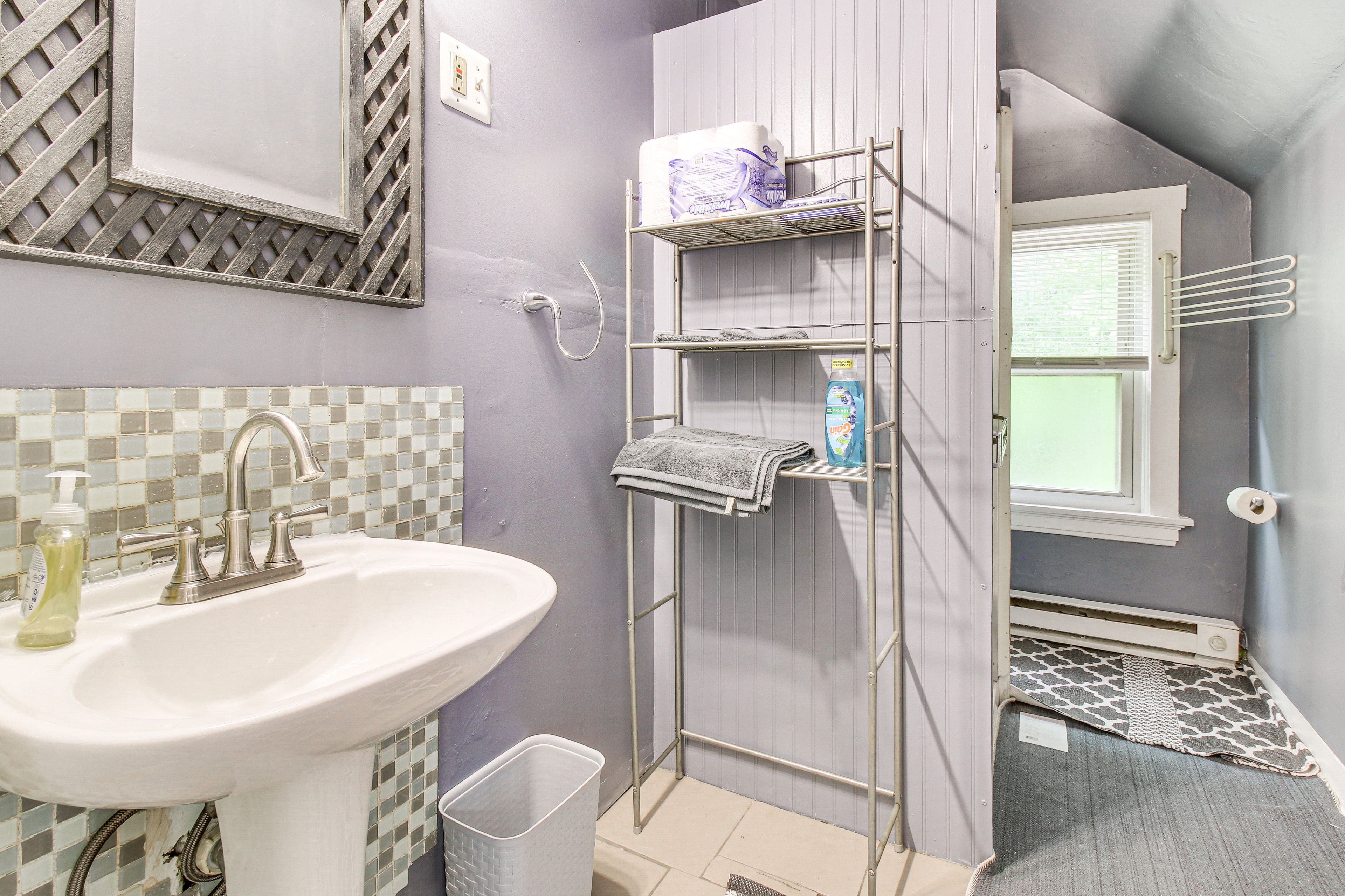 Full Bathroom | Towels Provided