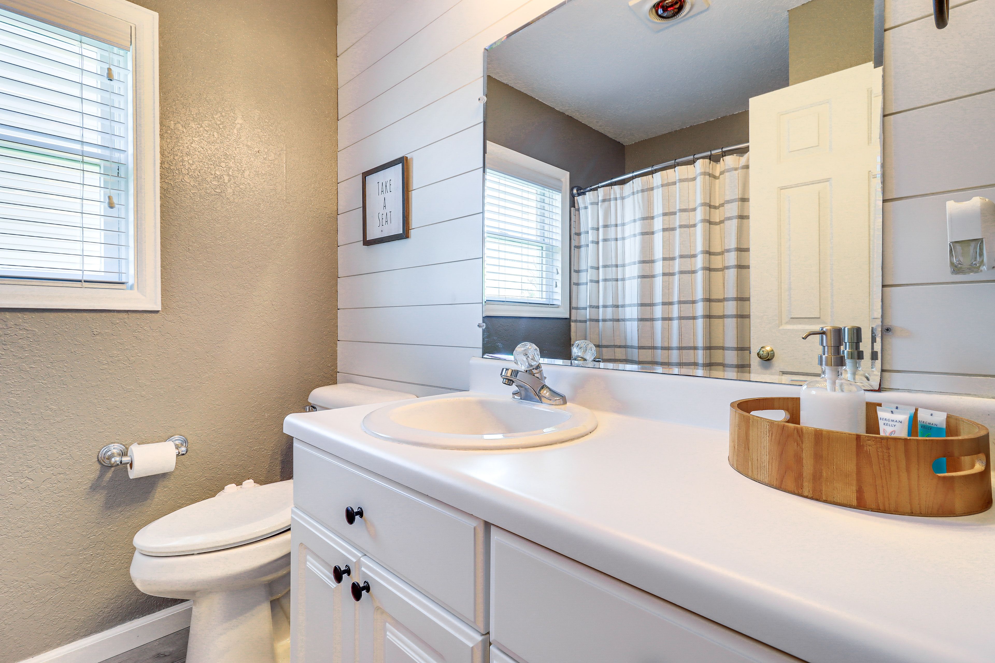 Full Bathroom | 1st Floor | Complimentary Toiletries