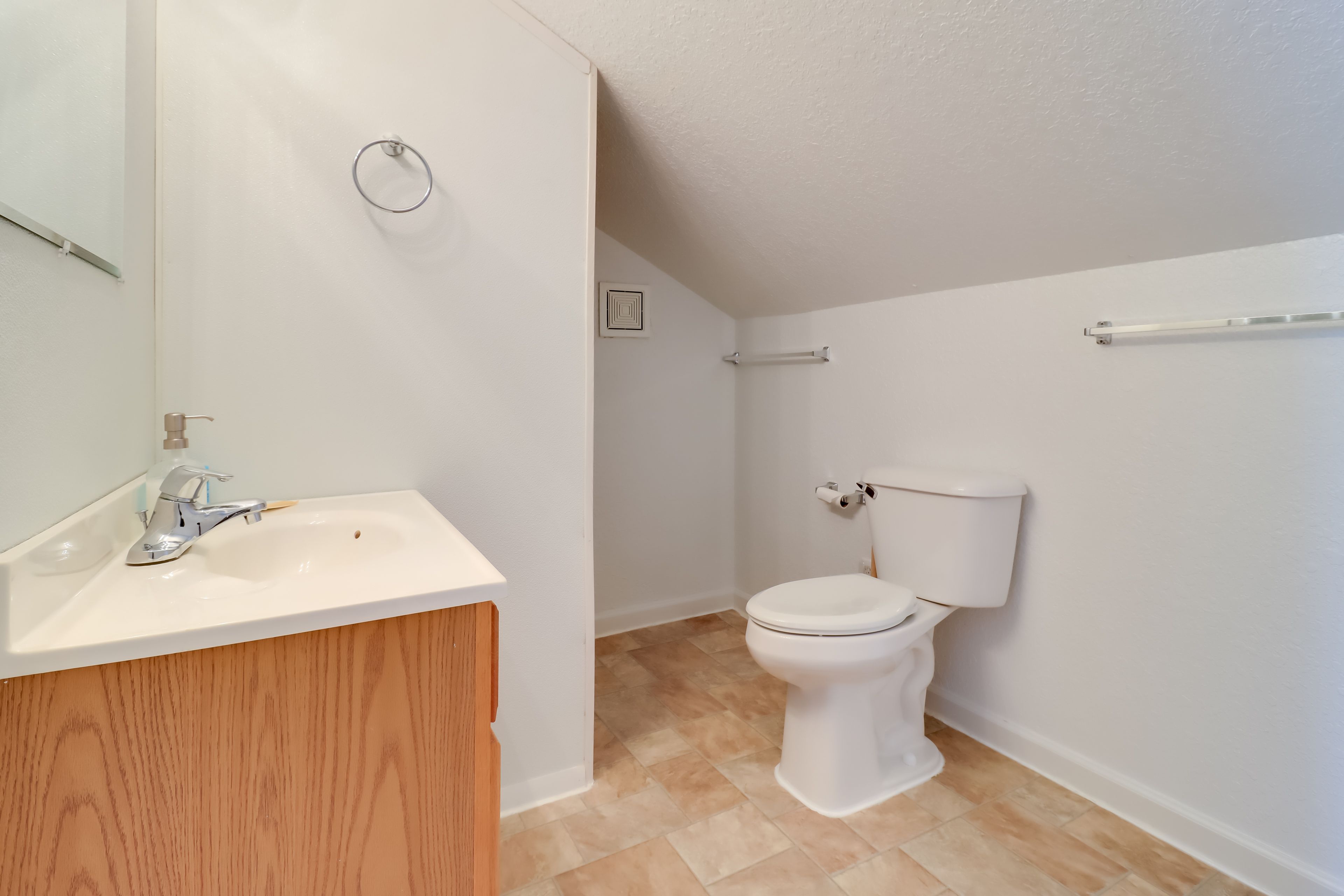 Full Bathroom | 2nd Floor