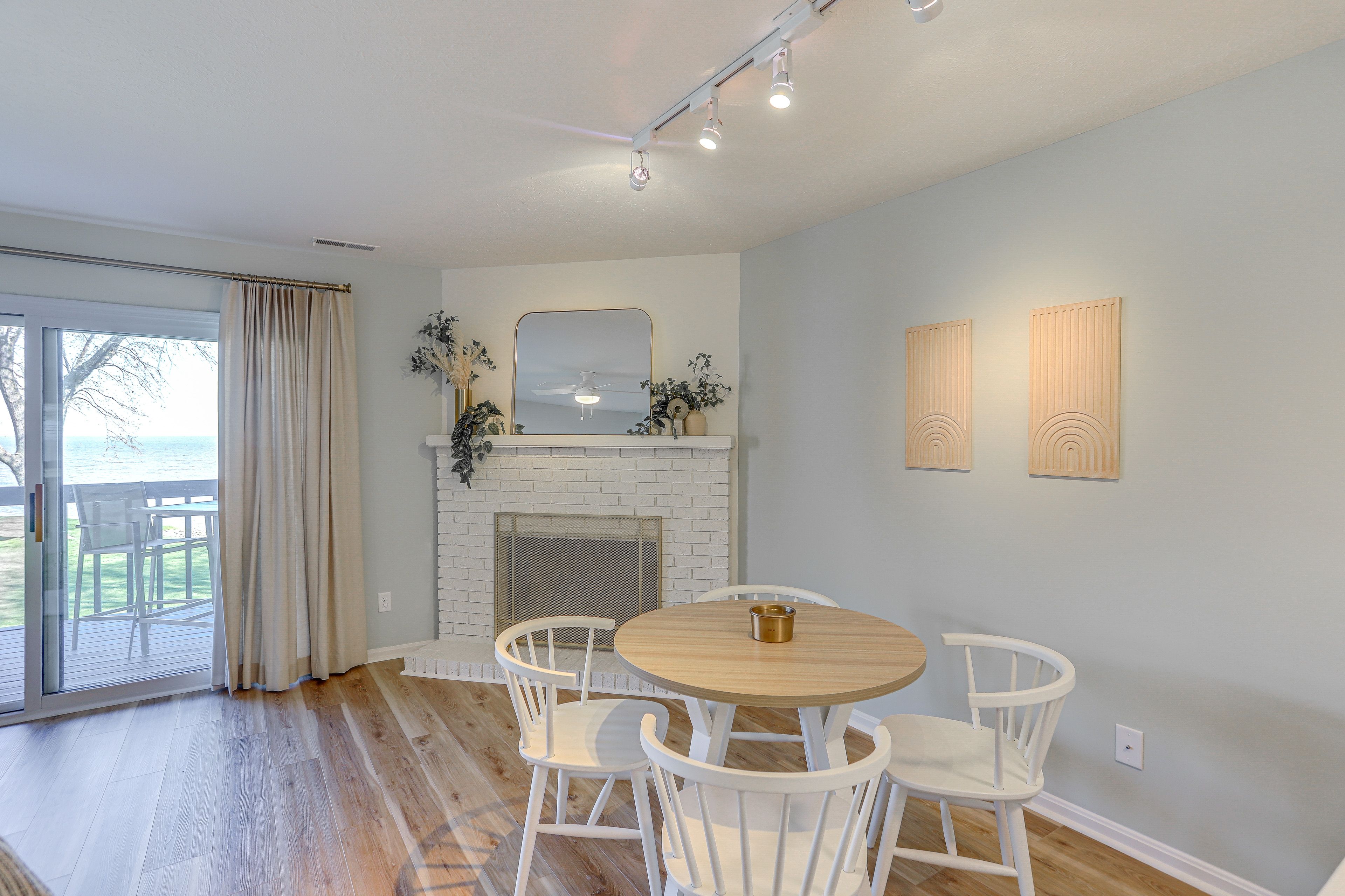 Dining Area | Dishware & Flatware Provided