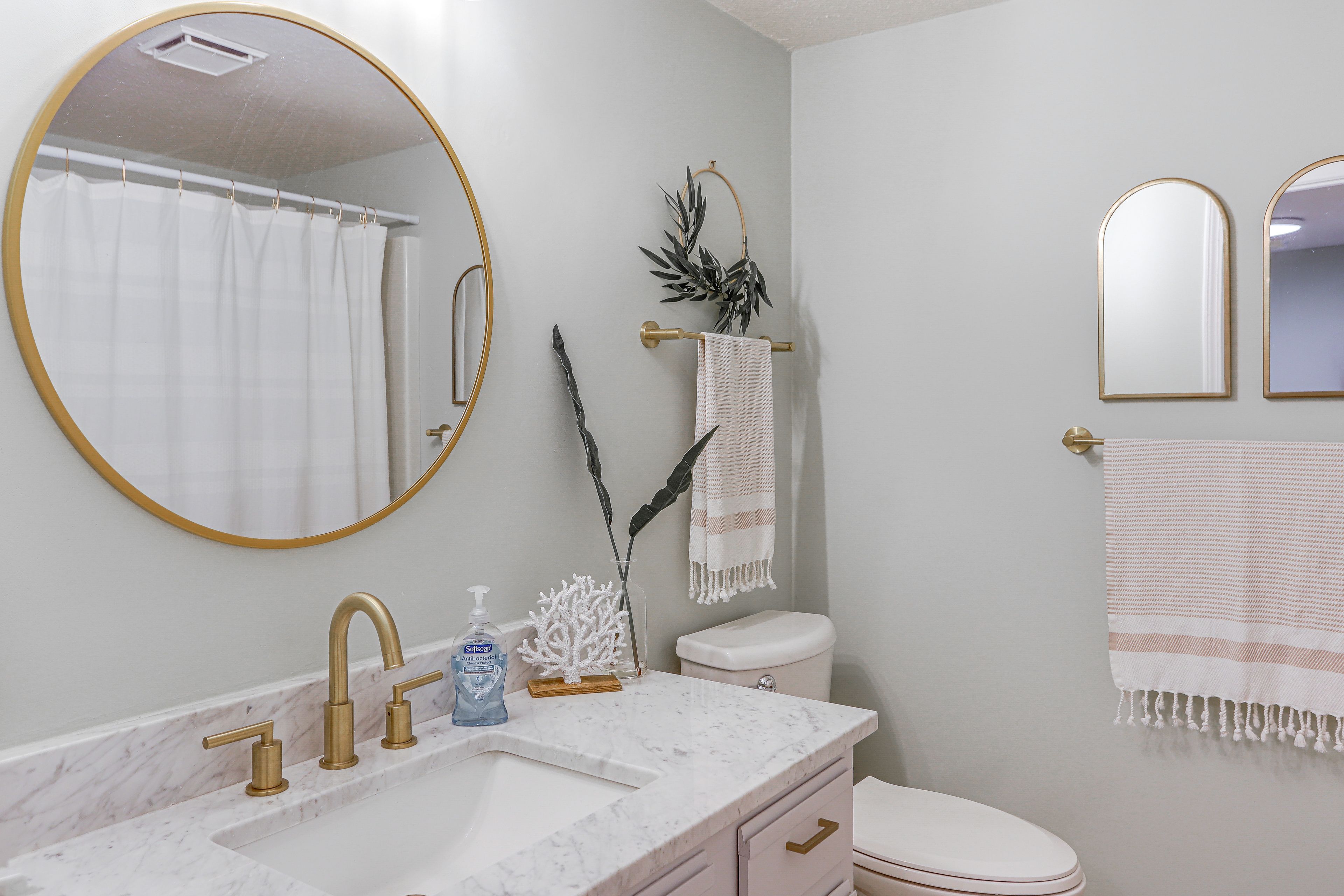 Full Bathroom | Towels Provided | Complimentary Toiletries