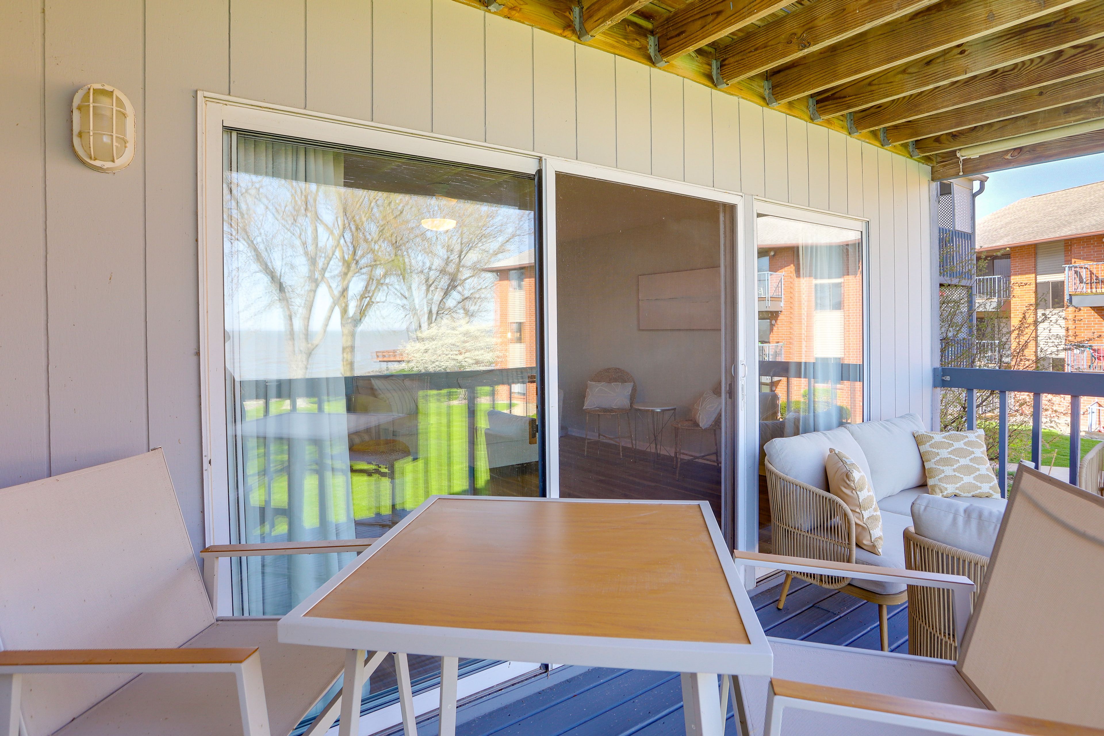 Balcony | Outdoor Dining Area
