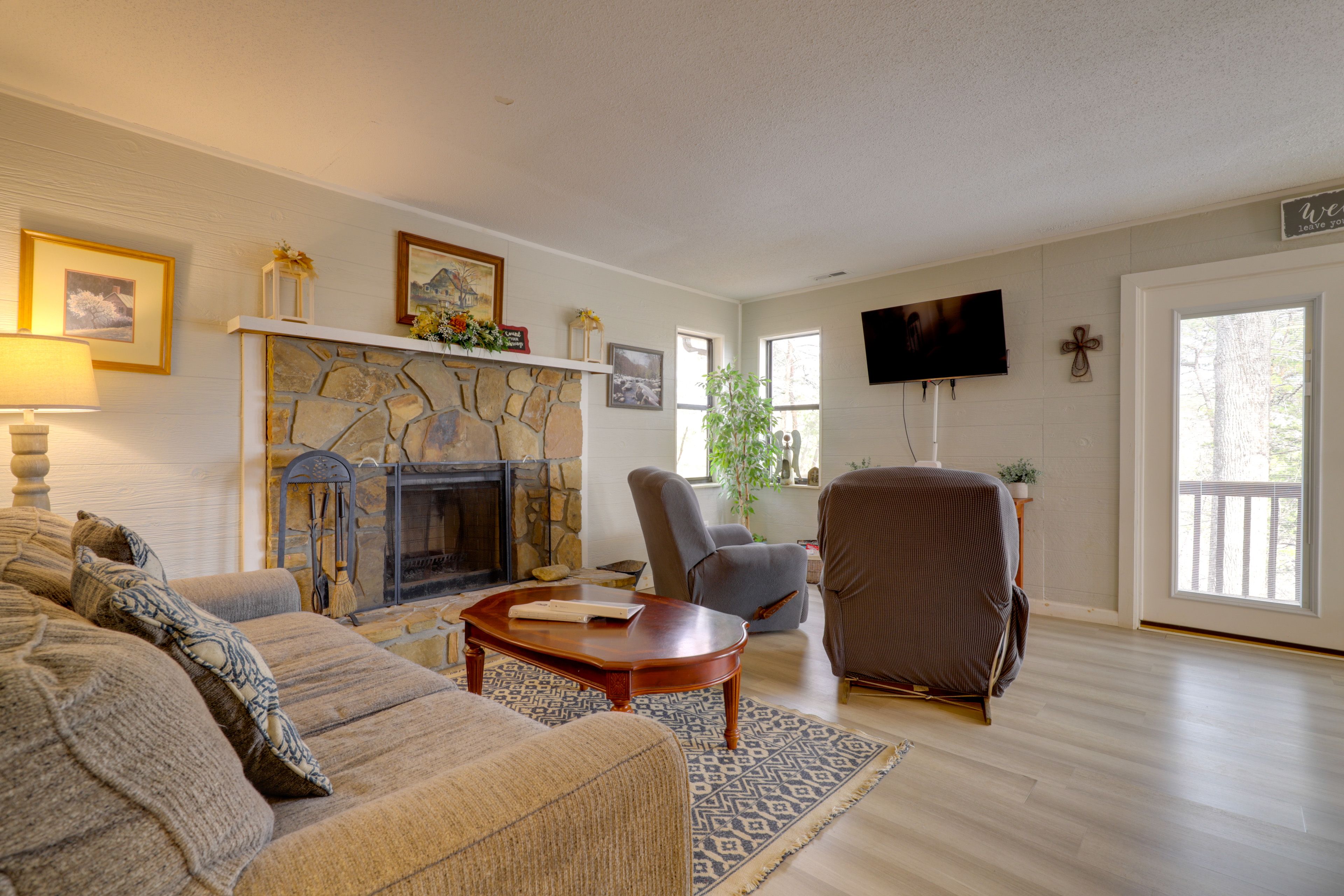 Living Room | Free WiFi | Fireplace