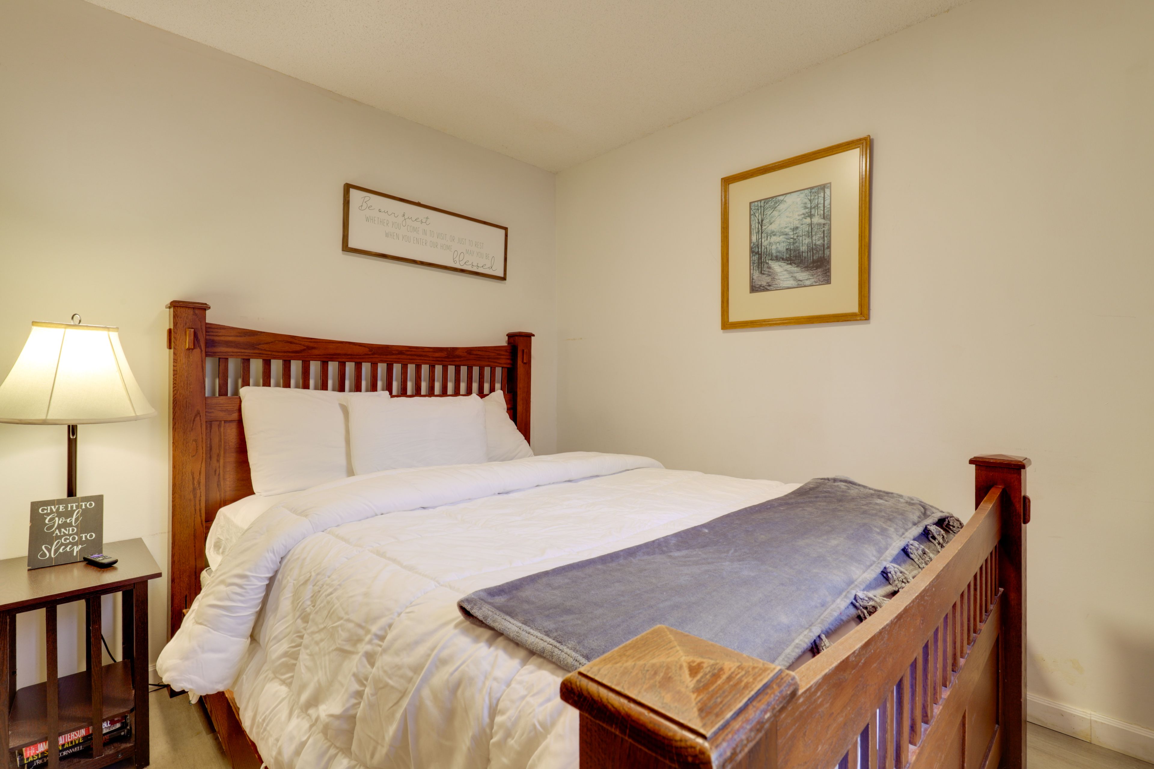 Bedroom 1 | Queen Bed