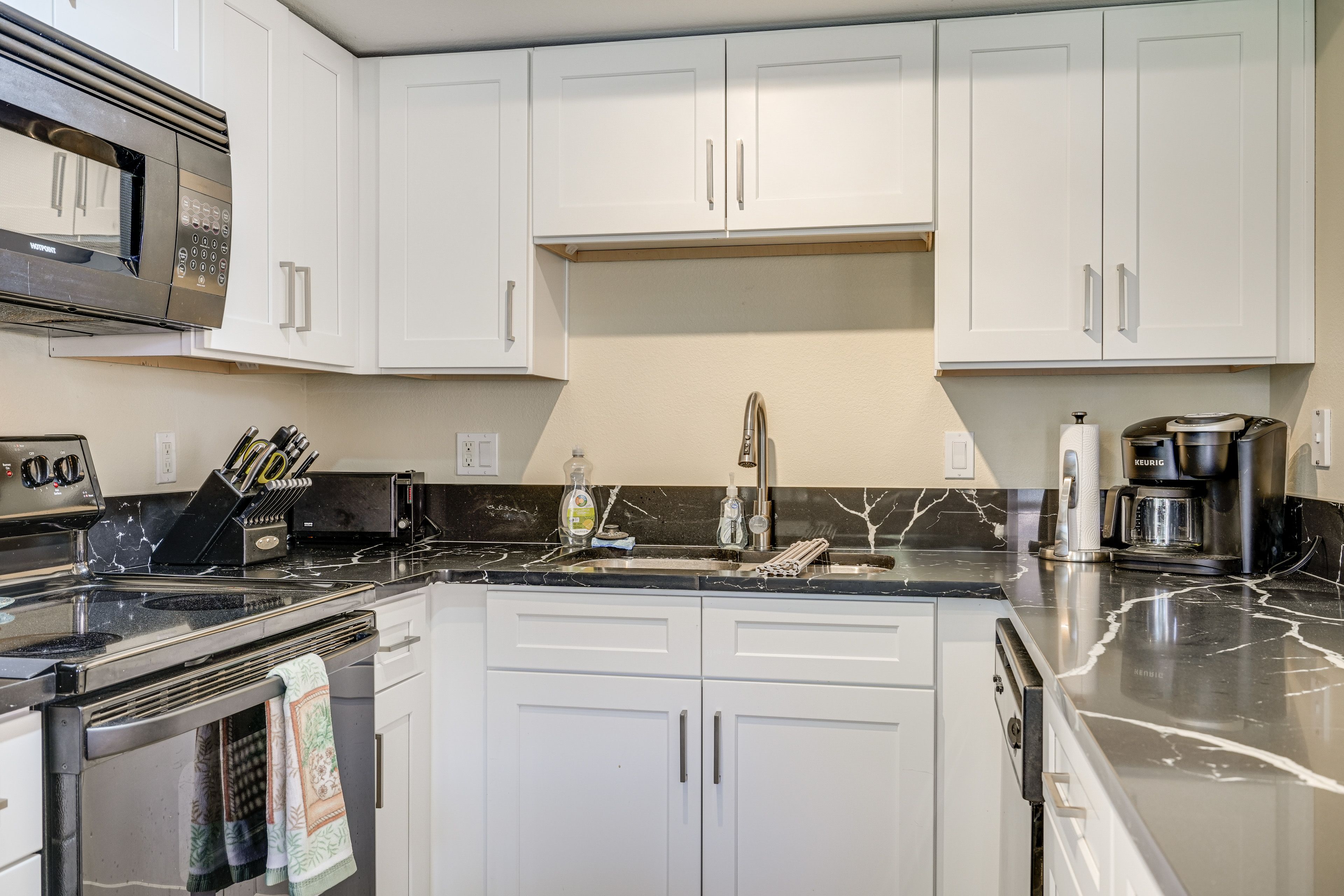 Kitchen | Refrigerator | Dishwasher | 1st Floor