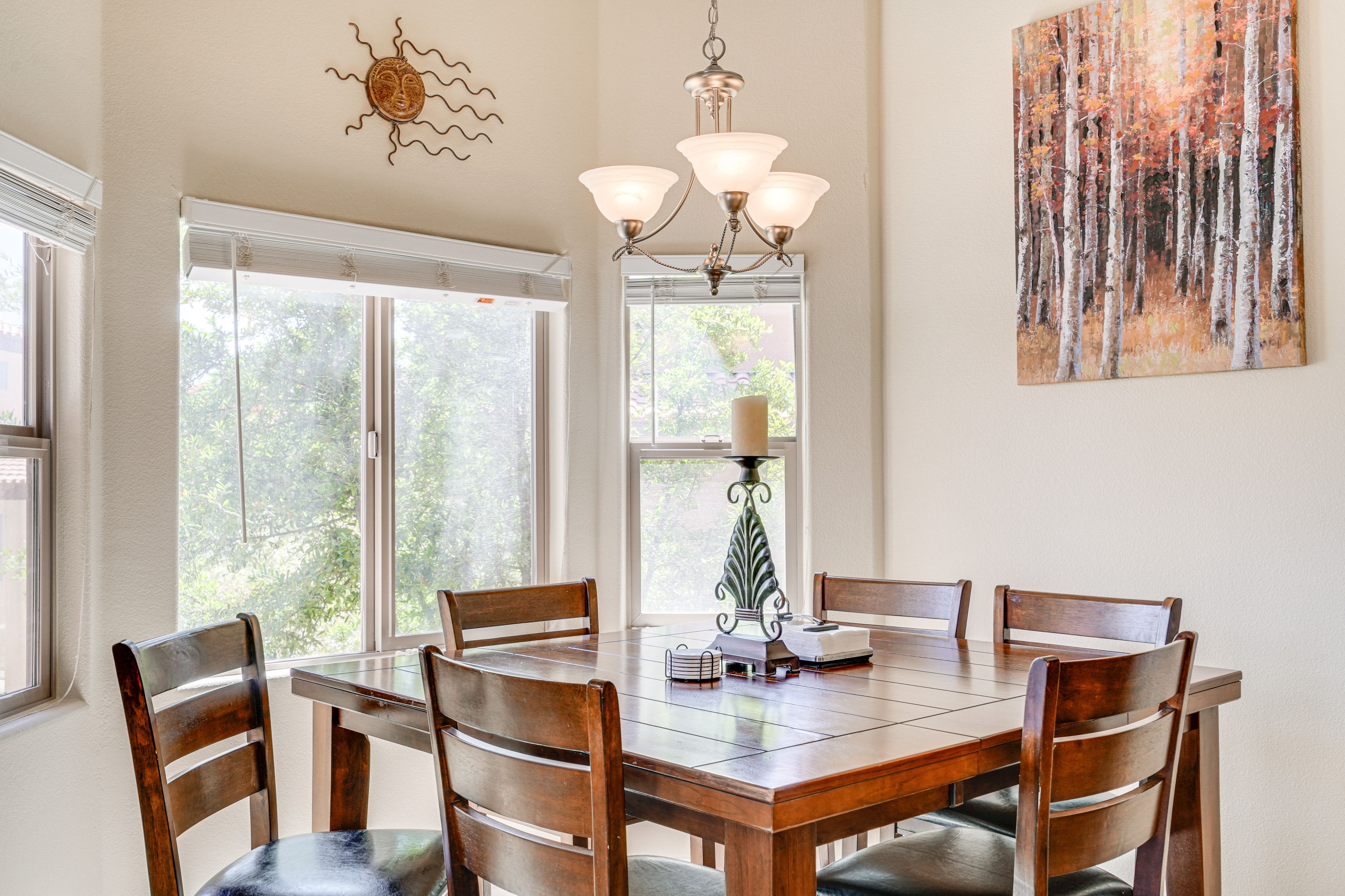 Dining Area | Dishware/Flatware Provided | 1st Floor