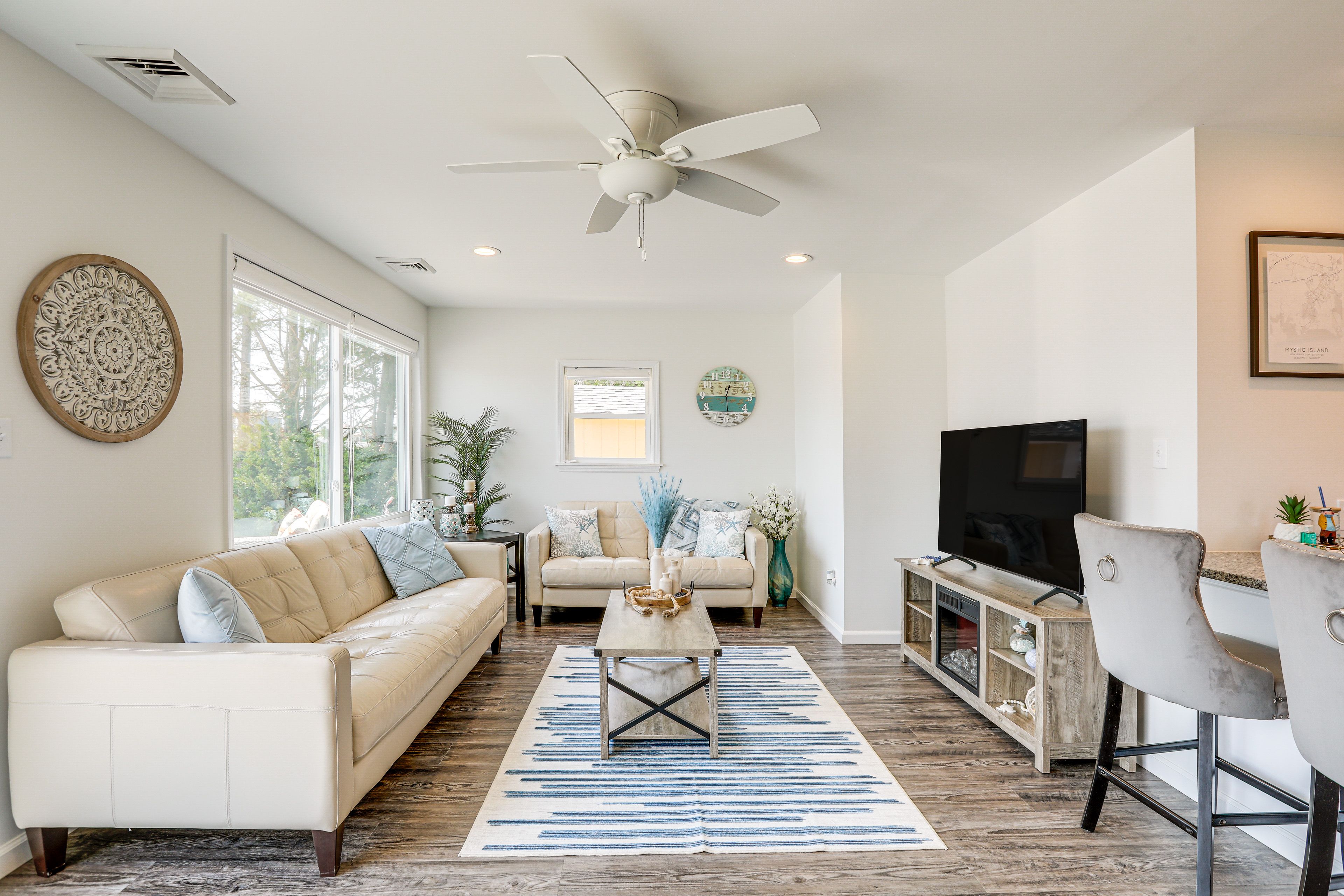 Living Room | Smart TV | Central A/C & Heating | Free WiFi | 748 Sq Ft