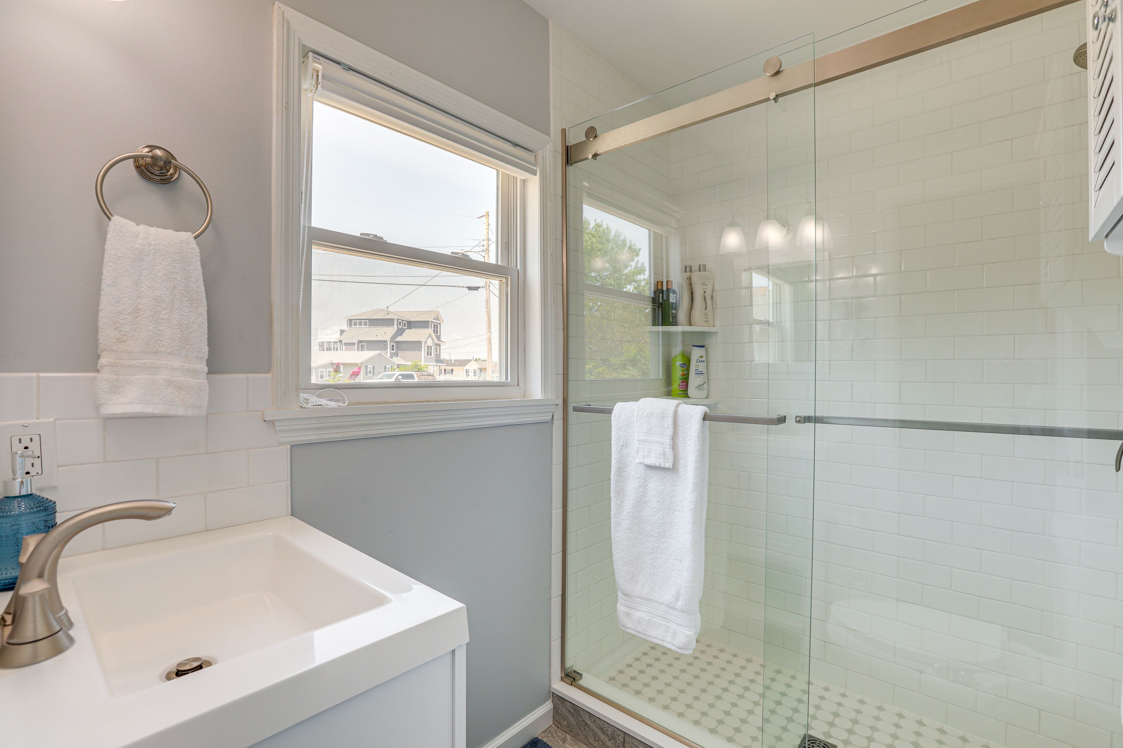 Full Bathroom | Complimentary Toiletries