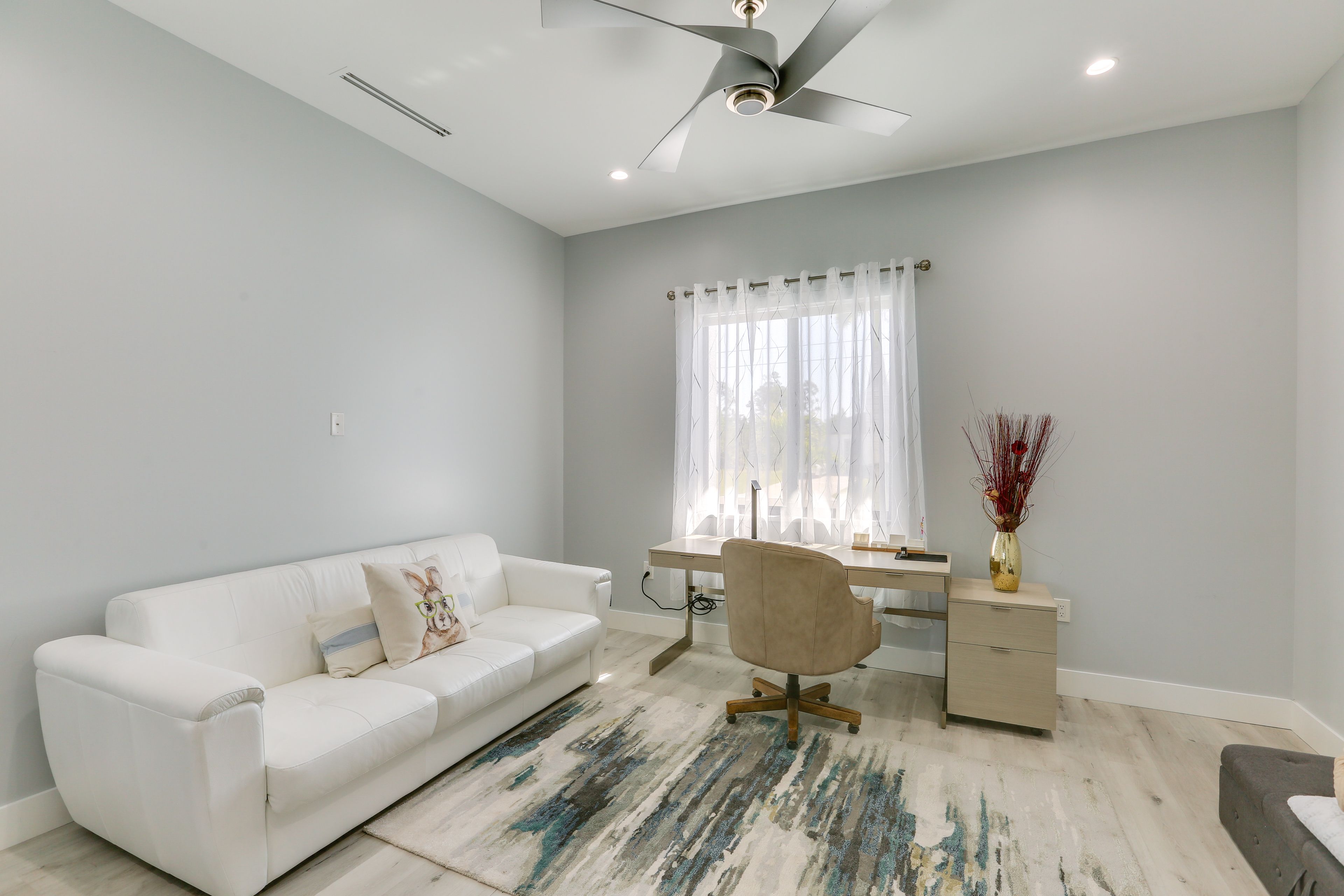 Office | Full Sleeper Sofa | Laptop Workspace | Free WiFi | Smart TV w/ Cable
