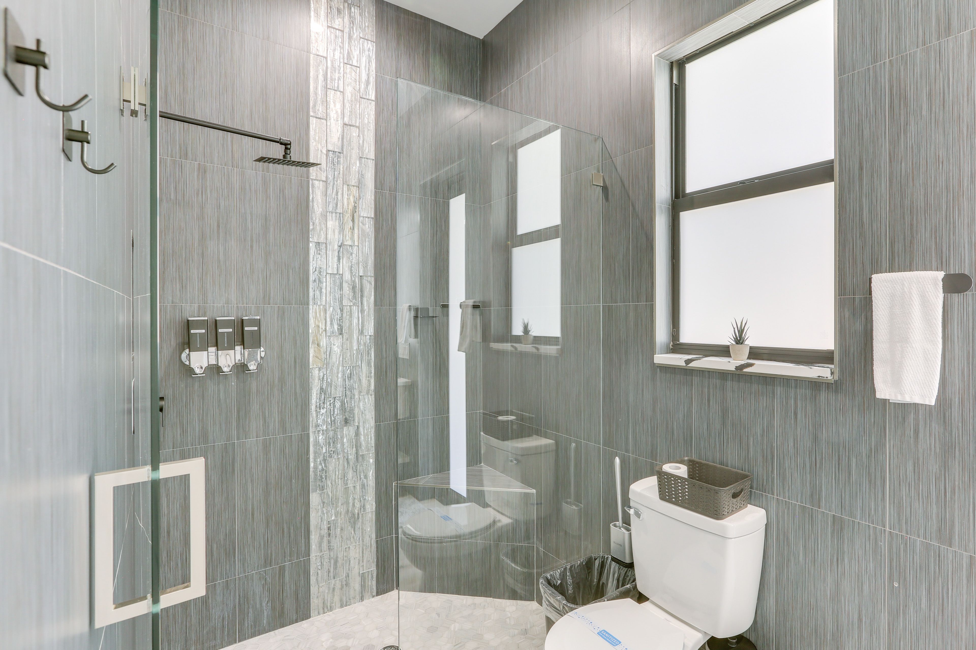 Full Bathroom | Towels Provided