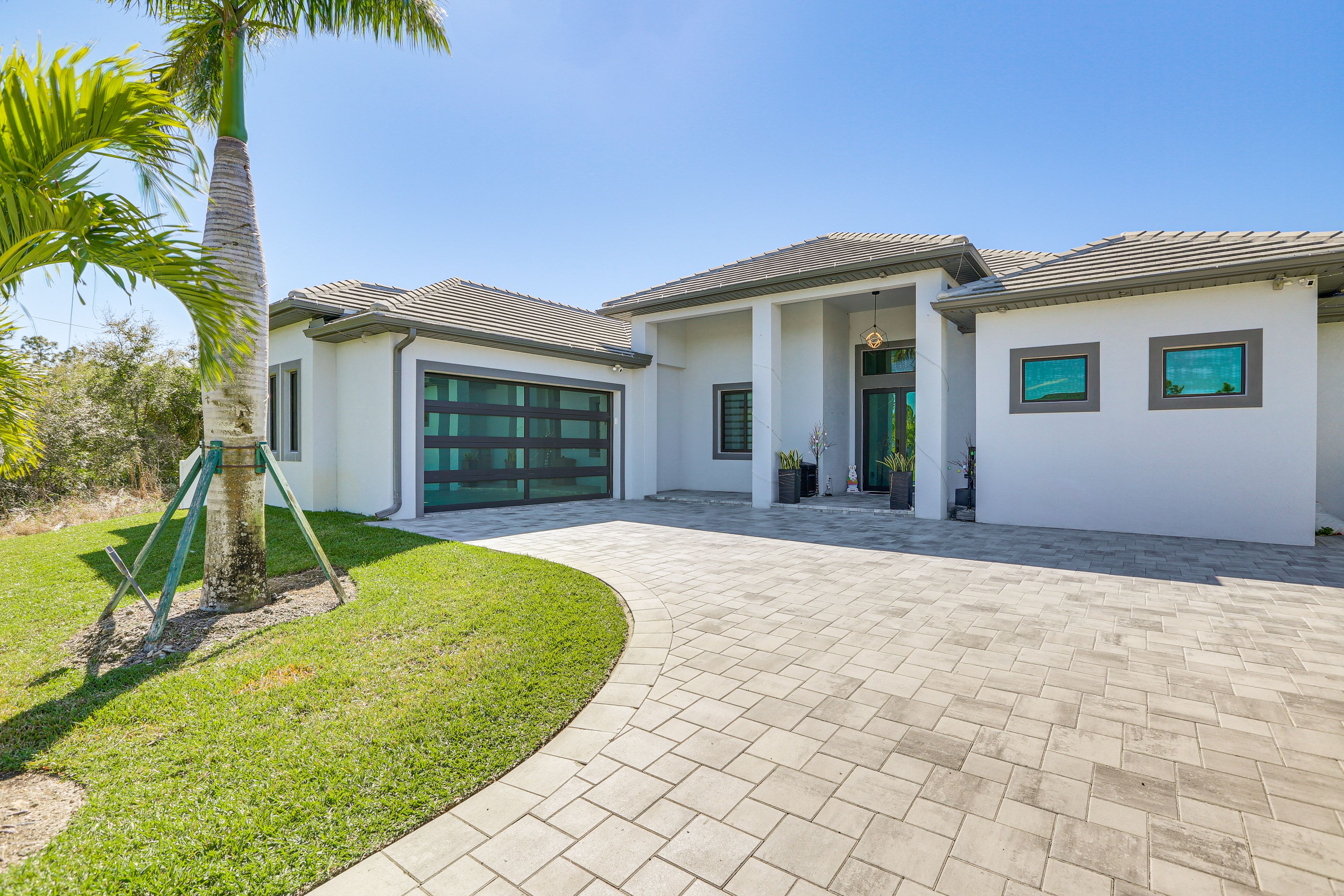 Lehigh Acres Vacation Rental | 3BR | 3.5BA | 1 Step to Enter | 2,562 Sq Ft
