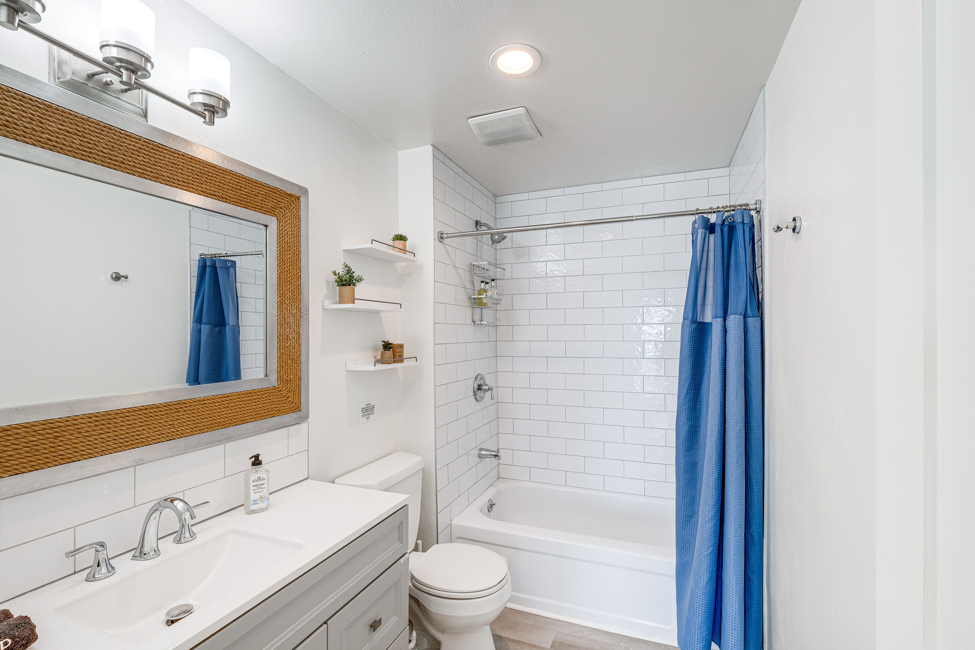 Full Bathroom | Main Level | Shower/Tub Combo