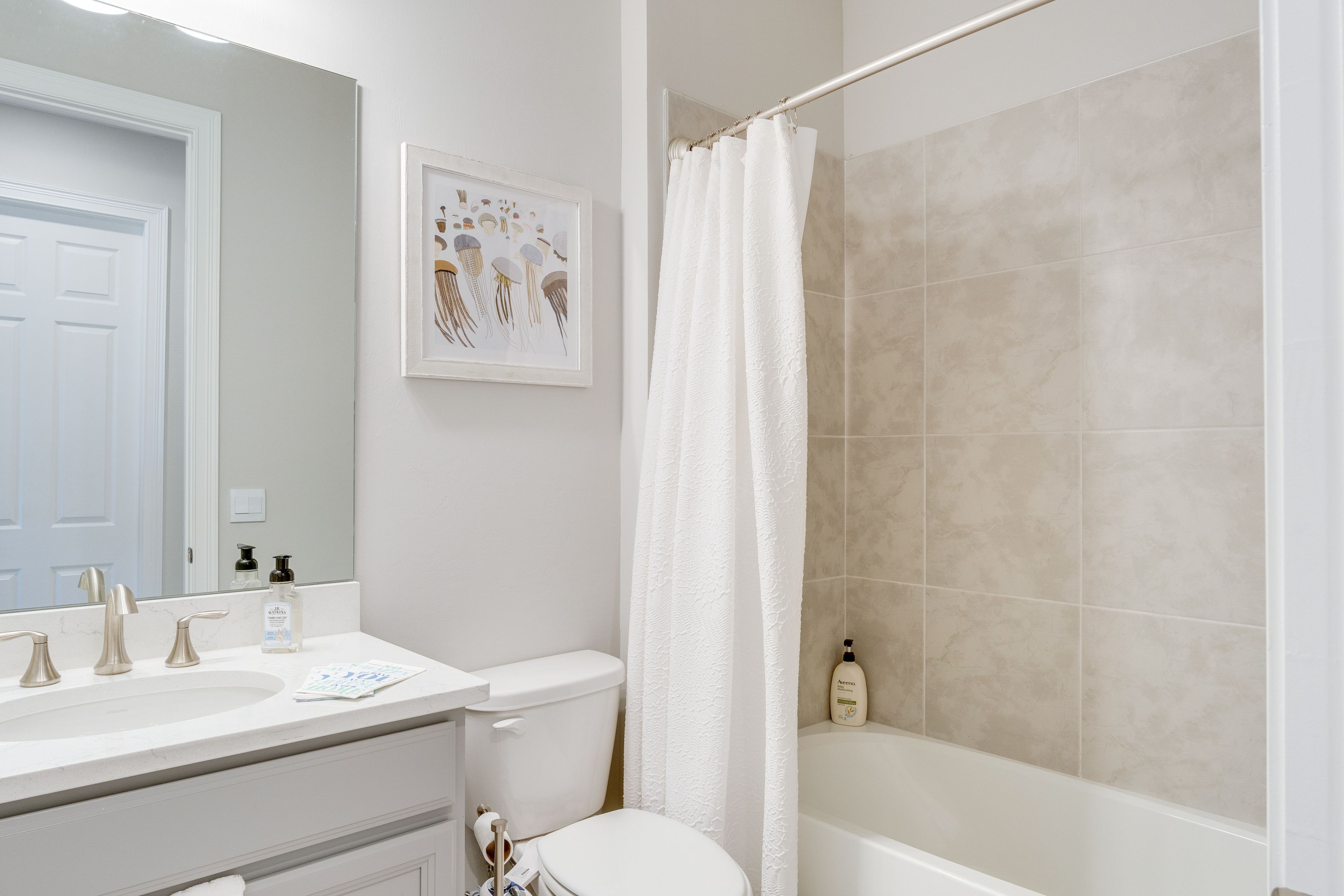 Full Bathroom | Shower/Tub Combo | Towels Provided