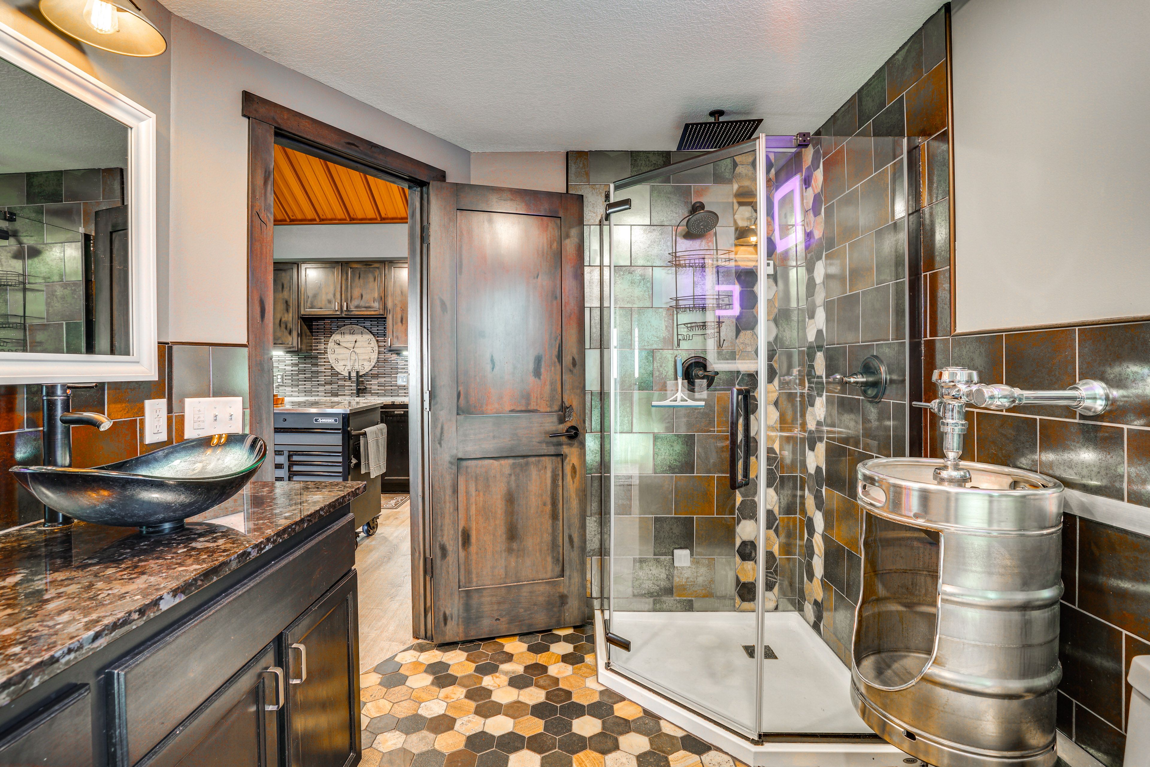 Full Bathroom | Towels Provided | Complimentary Toiletries