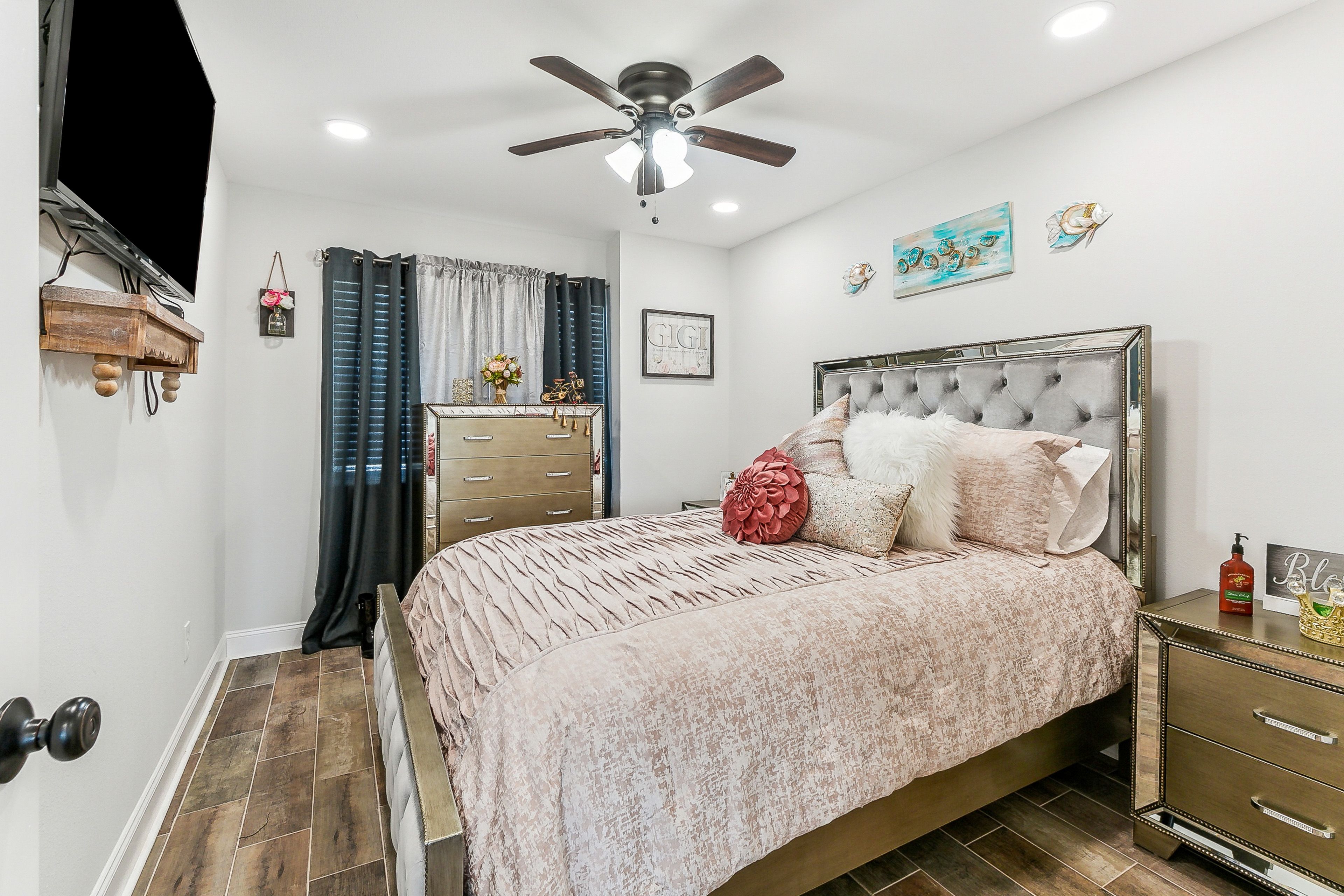 Bedroom 3 | Queen Bed | Smart TV