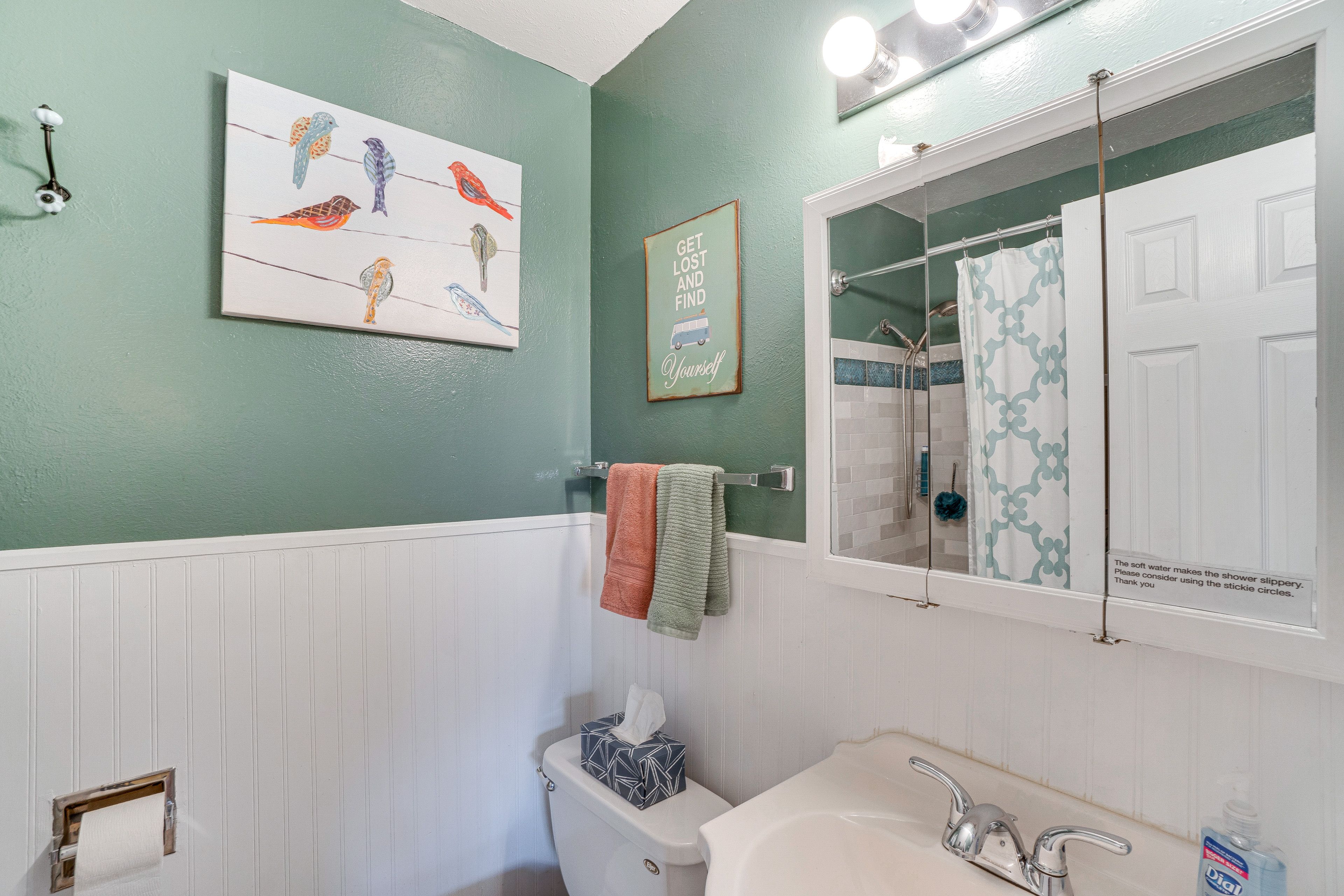 Full Bathroom | Towels Provided | Main Floor